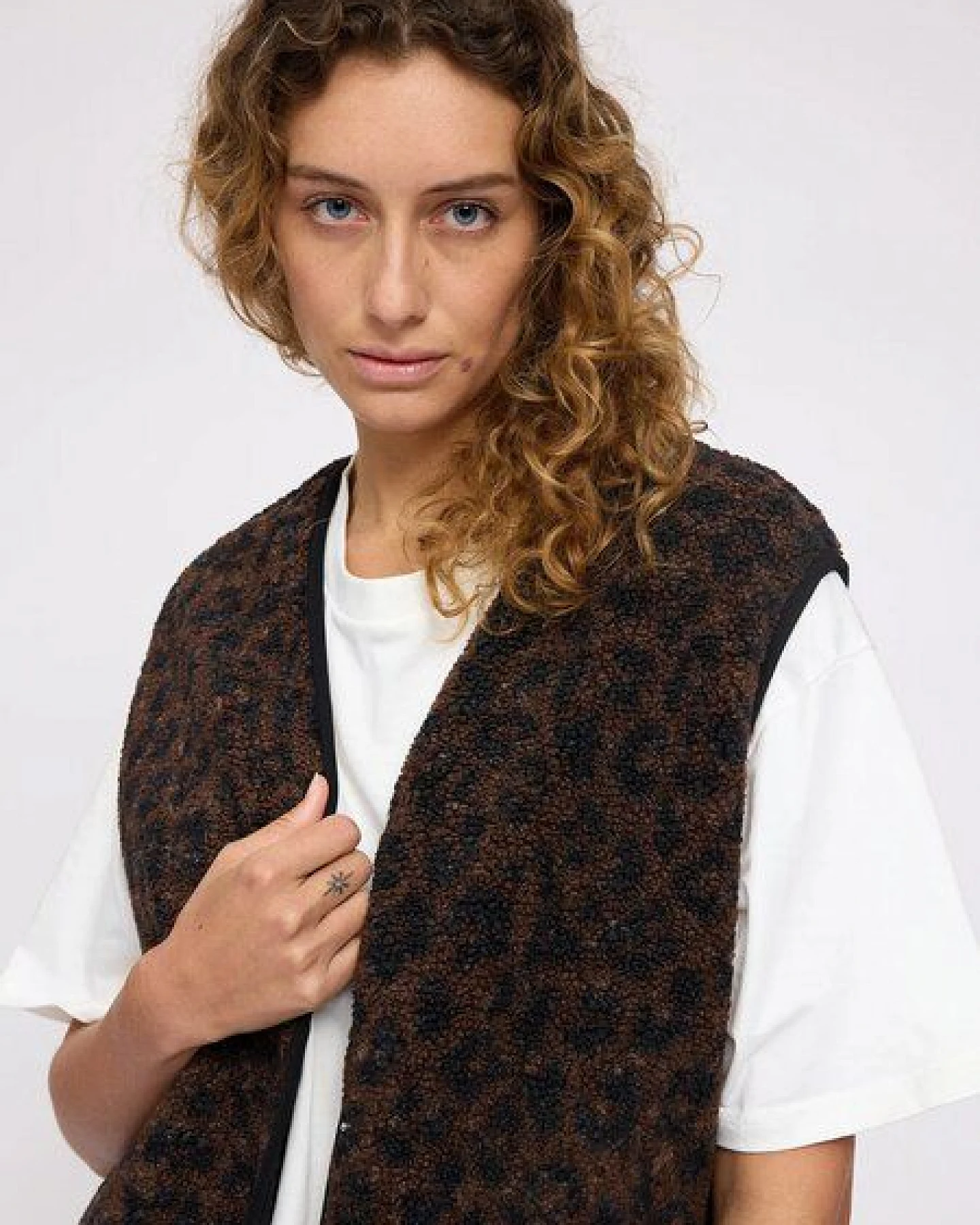 Mazine Printed Teddy Weste mit Leo-Muster – Ansicht 2