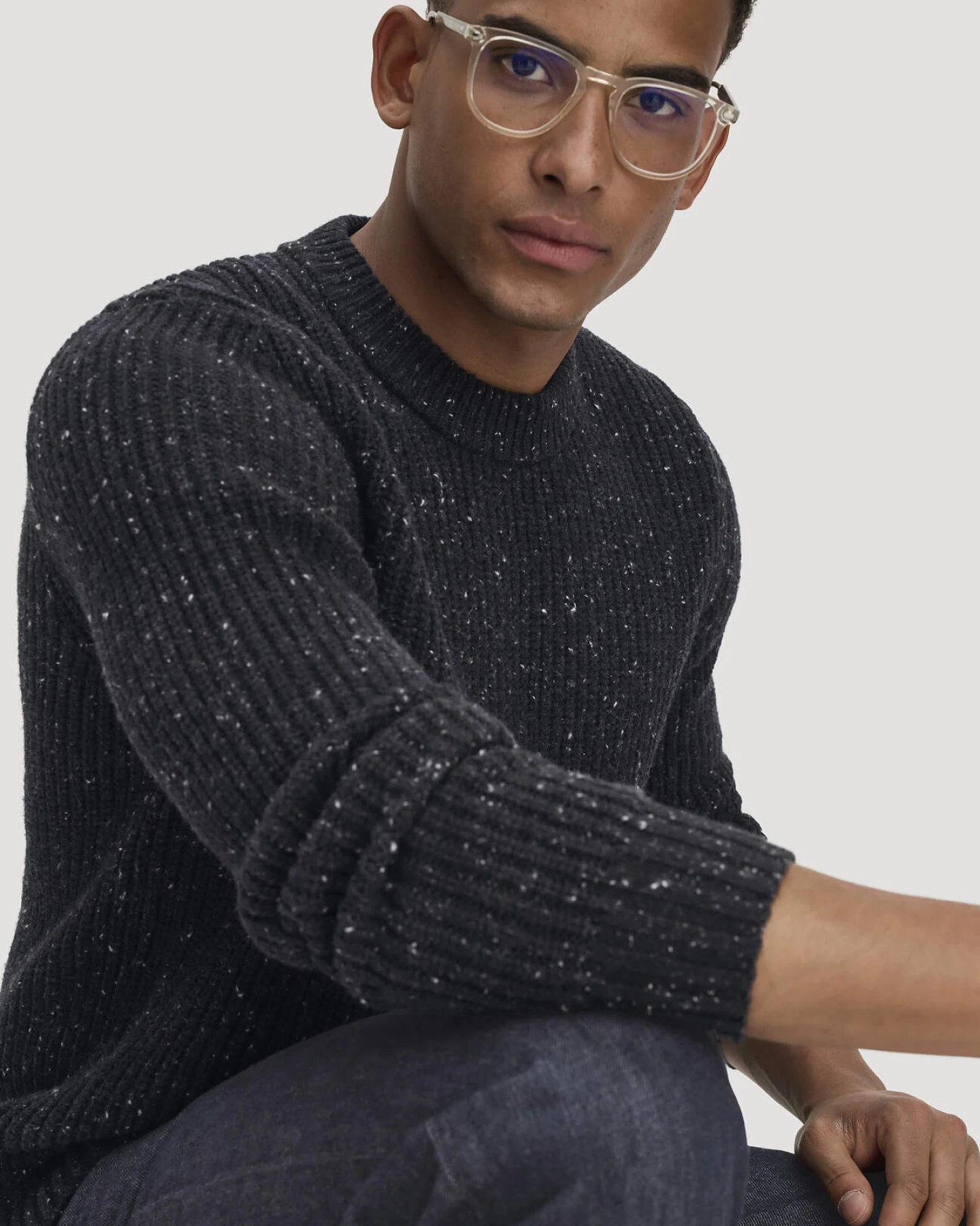 hessnatur Herren Pullover Regular aus Bio-Baumwolle mit recycelter Wolle - grau - Größe M – Ansicht 4