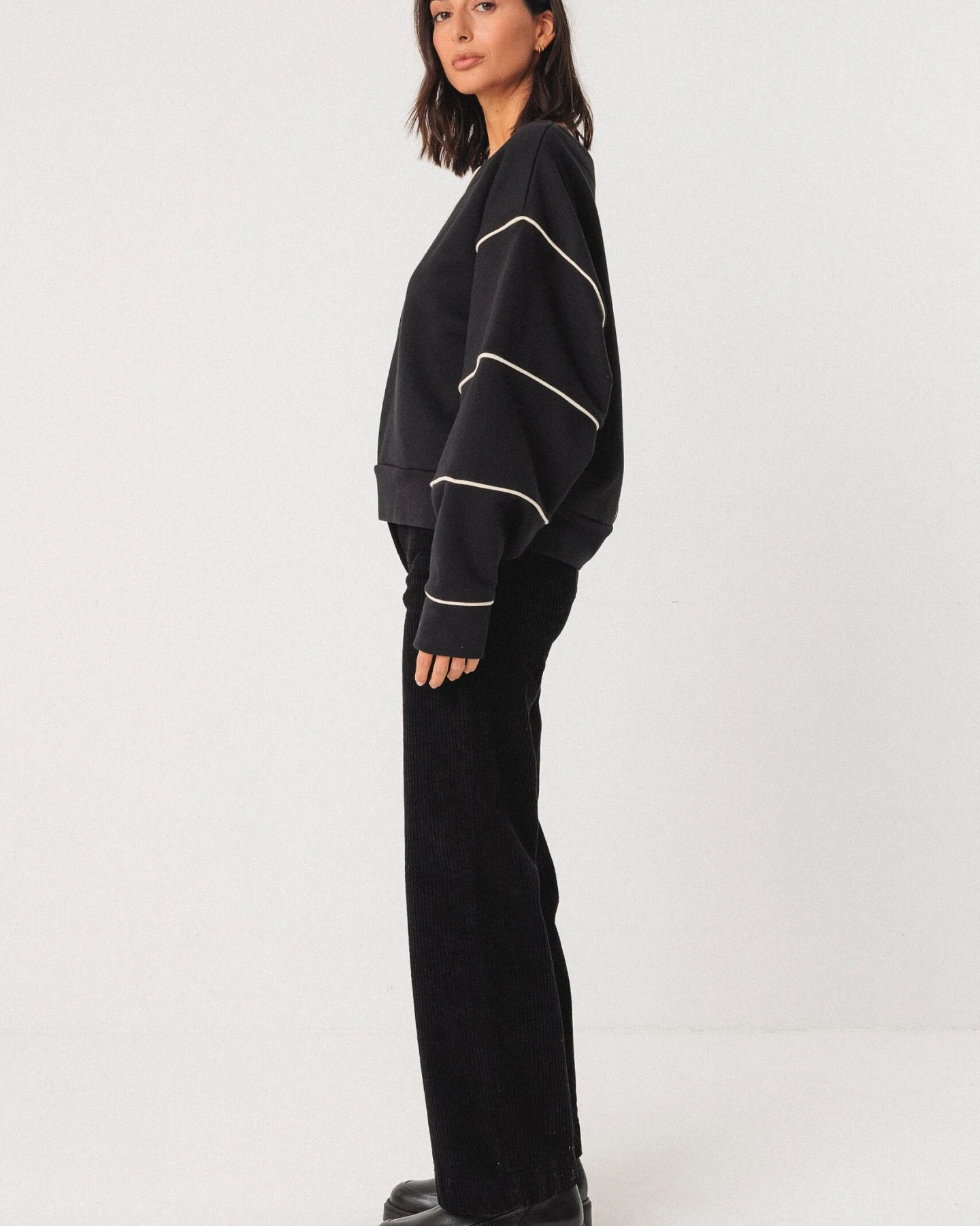 SKFK Damen vegan Sweatshirt Oversized U-Boot-Ausschnitt Schwarz – Ansicht 2