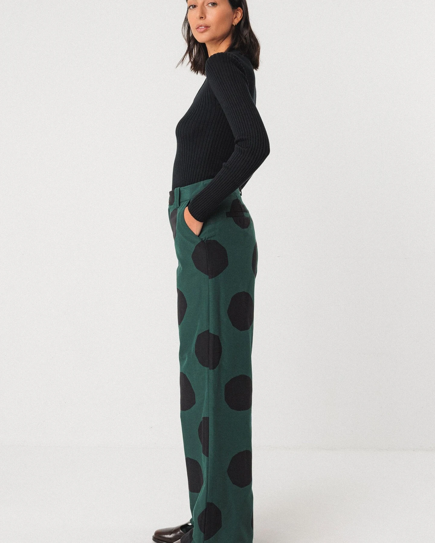 SKFK Damen vegan Hose Napari Grün/Schwarz – Ansicht 2