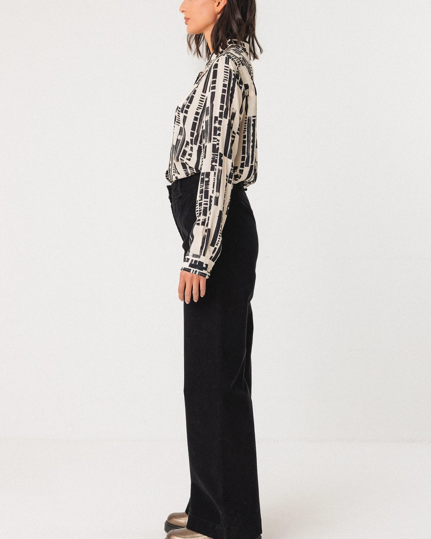 SKFK Damen vegan Hose Iarza Schwarz – Ansicht 2