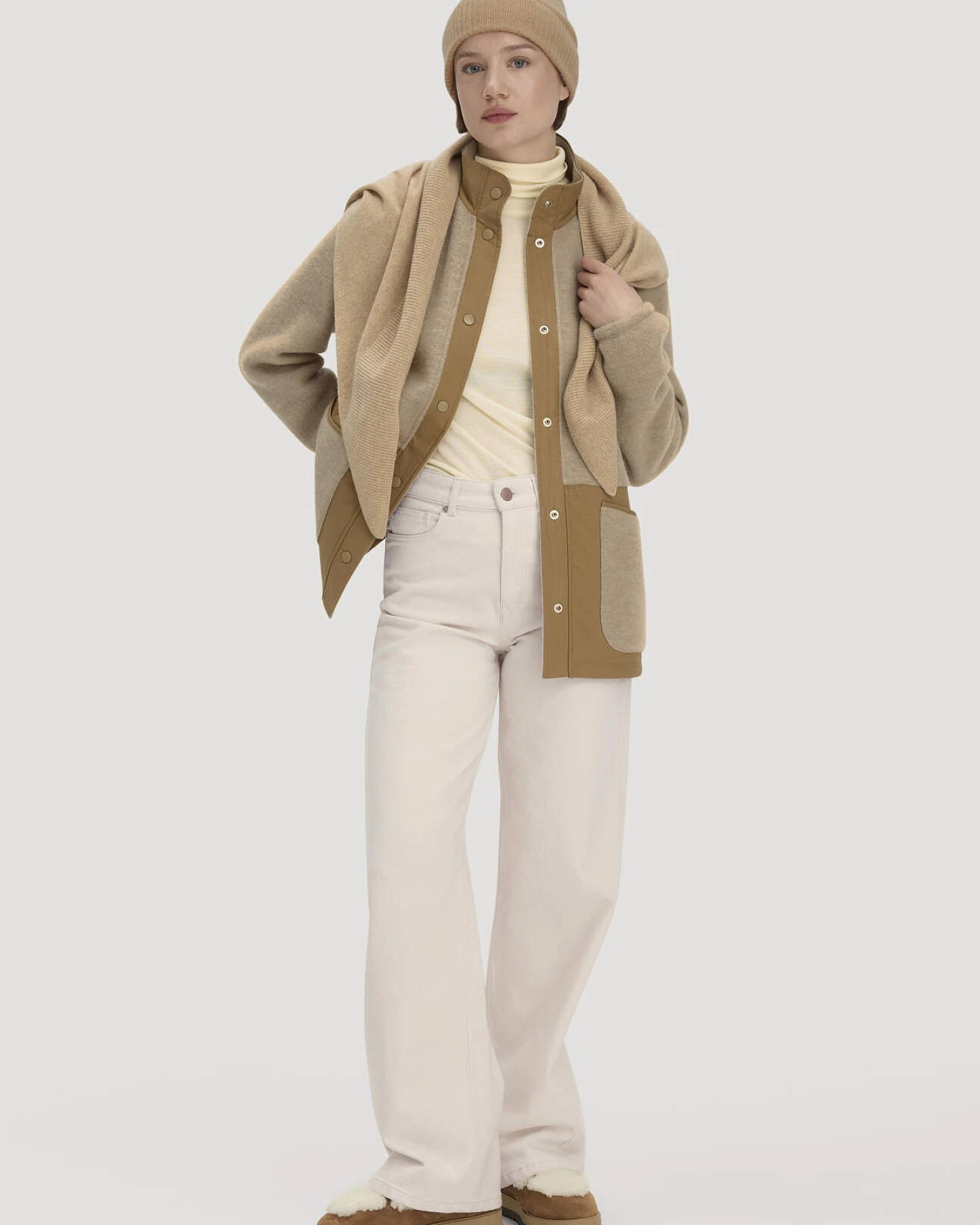 hessnatur Damen Wolfleece Jacke Patch Relaxed aus Bio-Merinowolle - beige - Größe M – Ansicht 2