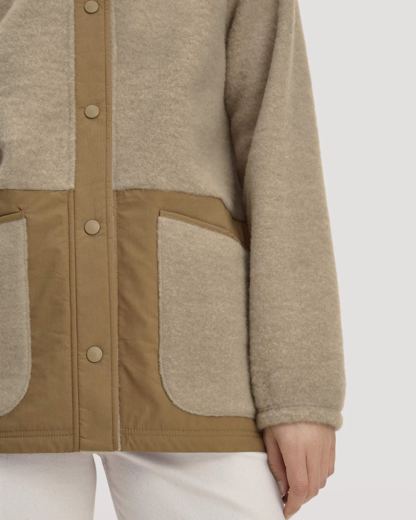 hessnatur Damen Wolfleece Jacke Patch Relaxed aus Bio-Merinowolle - beige - Größe L – Ansicht 4