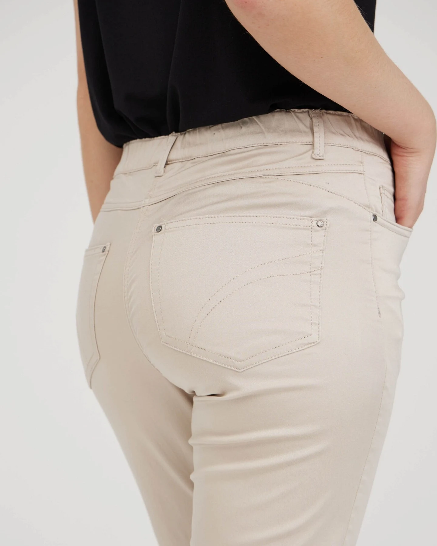 LAURIE Damen vegan Hose Hannah Regular Mittlere Länge Grau Sand – Ansicht 2