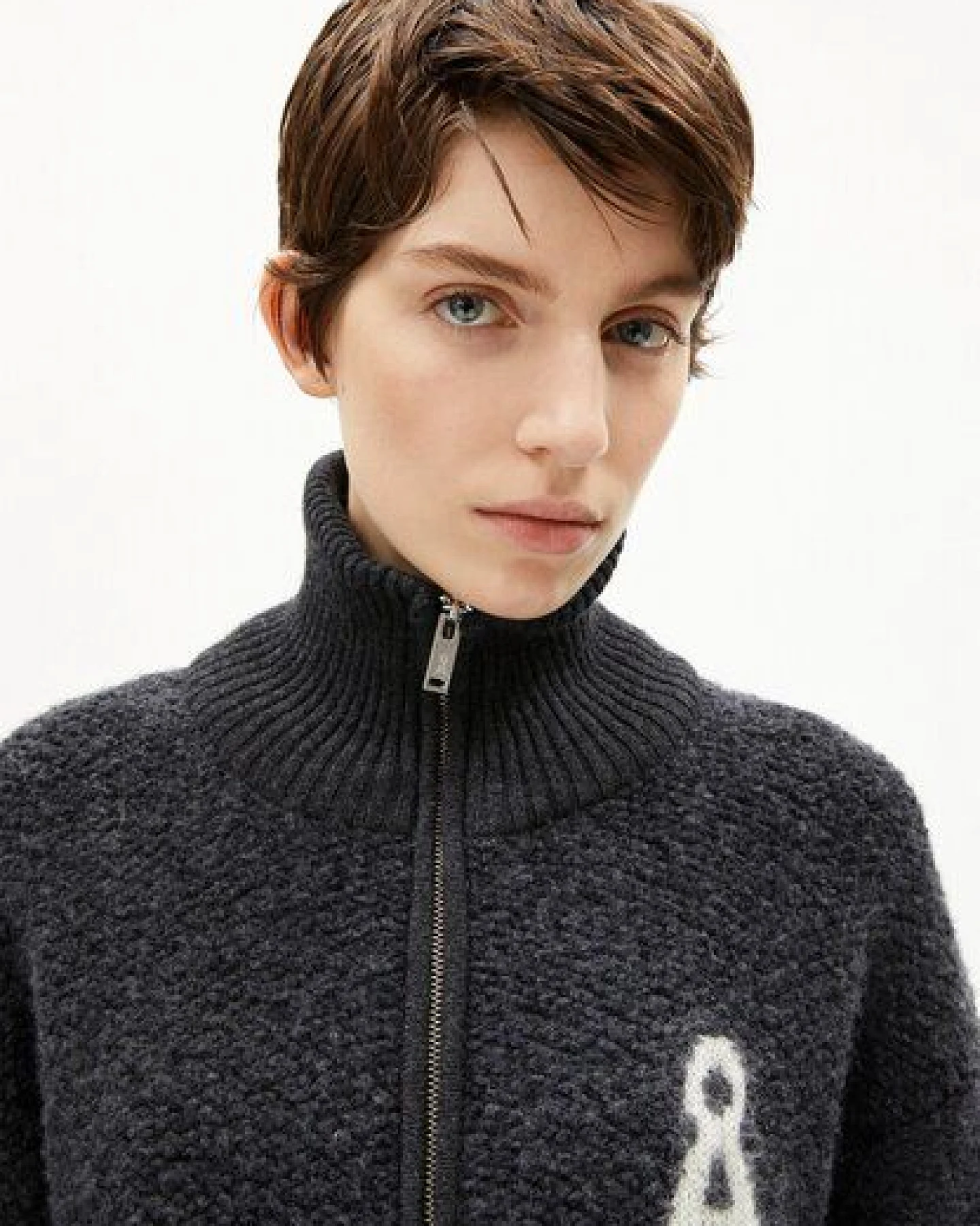 ARMEDANGELS ICONIC Å BOUCLÉ Damen Strickjacke aus Bio-Woll Mix (recycelt) – Ansicht 3