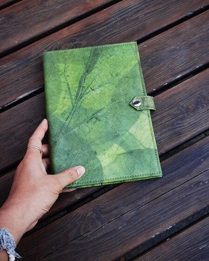 BY COPALA Notizbuch A5 unliniert Journal aus echten Blättern, Tagebuch Blanko, Eco Friendly Sketchbook in grün, Geschenk für Sie & Ihn