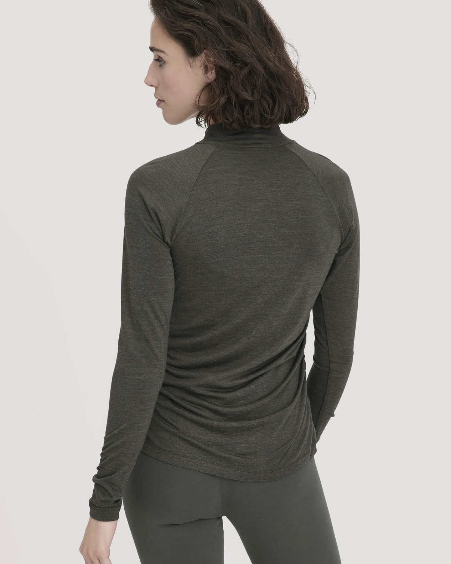 hessnatur Loungewear Shirt Langarm Slim ACTIVE FUNCTIONAL aus Bio-Merinowolle und TENCEL™ Lyocell - grün - Größe 44 – Ansicht 3