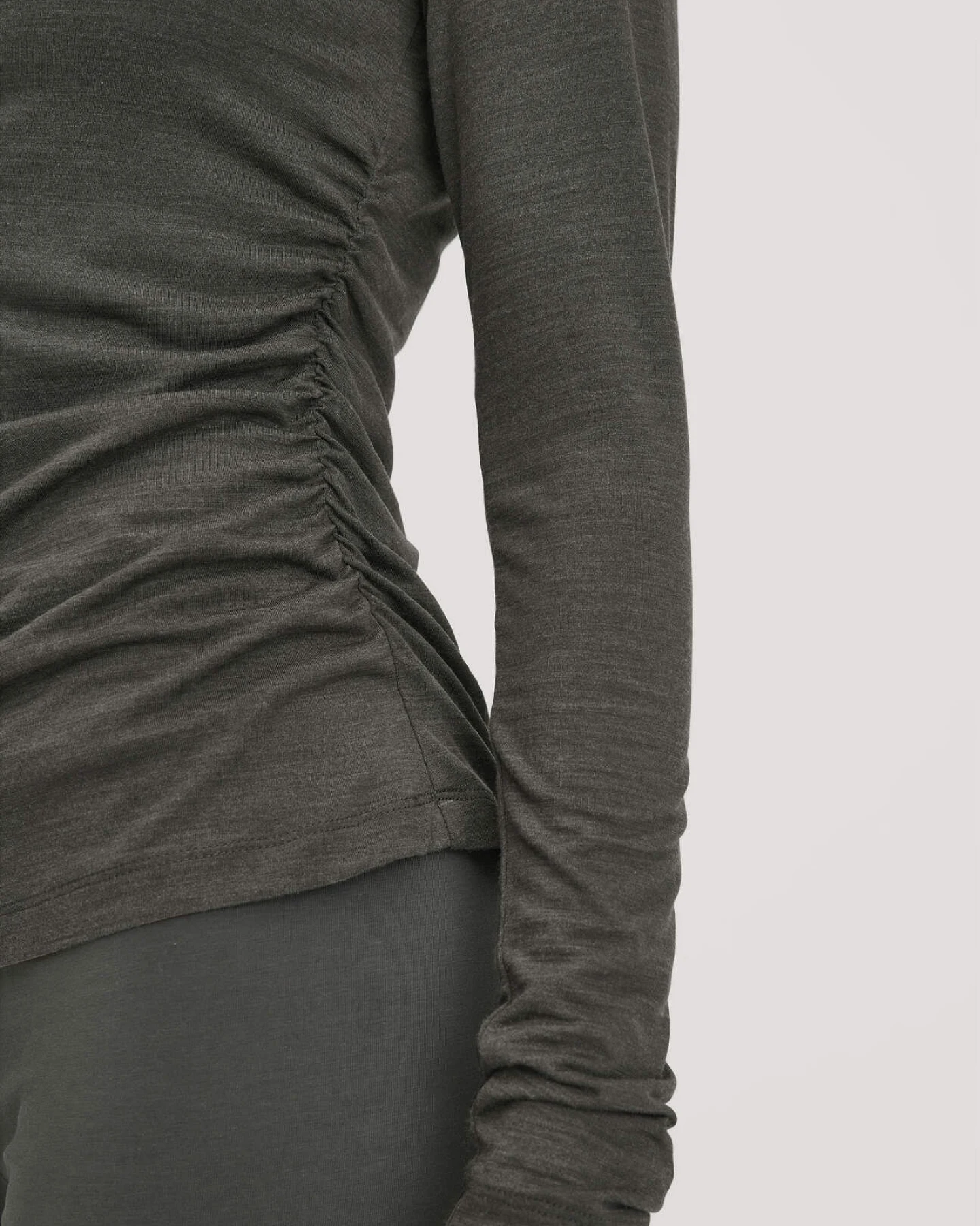 hessnatur Loungewear Shirt Langarm Slim ACTIVE FUNCTIONAL aus Bio-Merinowolle und TENCEL™ Lyocell - grün - Größe 42 – Ansicht 4