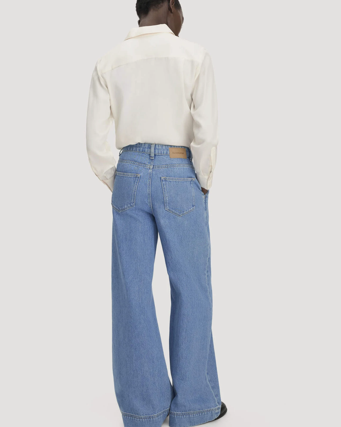 hessnatur Damen Jeans Wide Leg mit Bundfalten aus Bio-Baumwolle mit TENCEL™ Lyocell - blau - Größe 33 – Ansicht 2