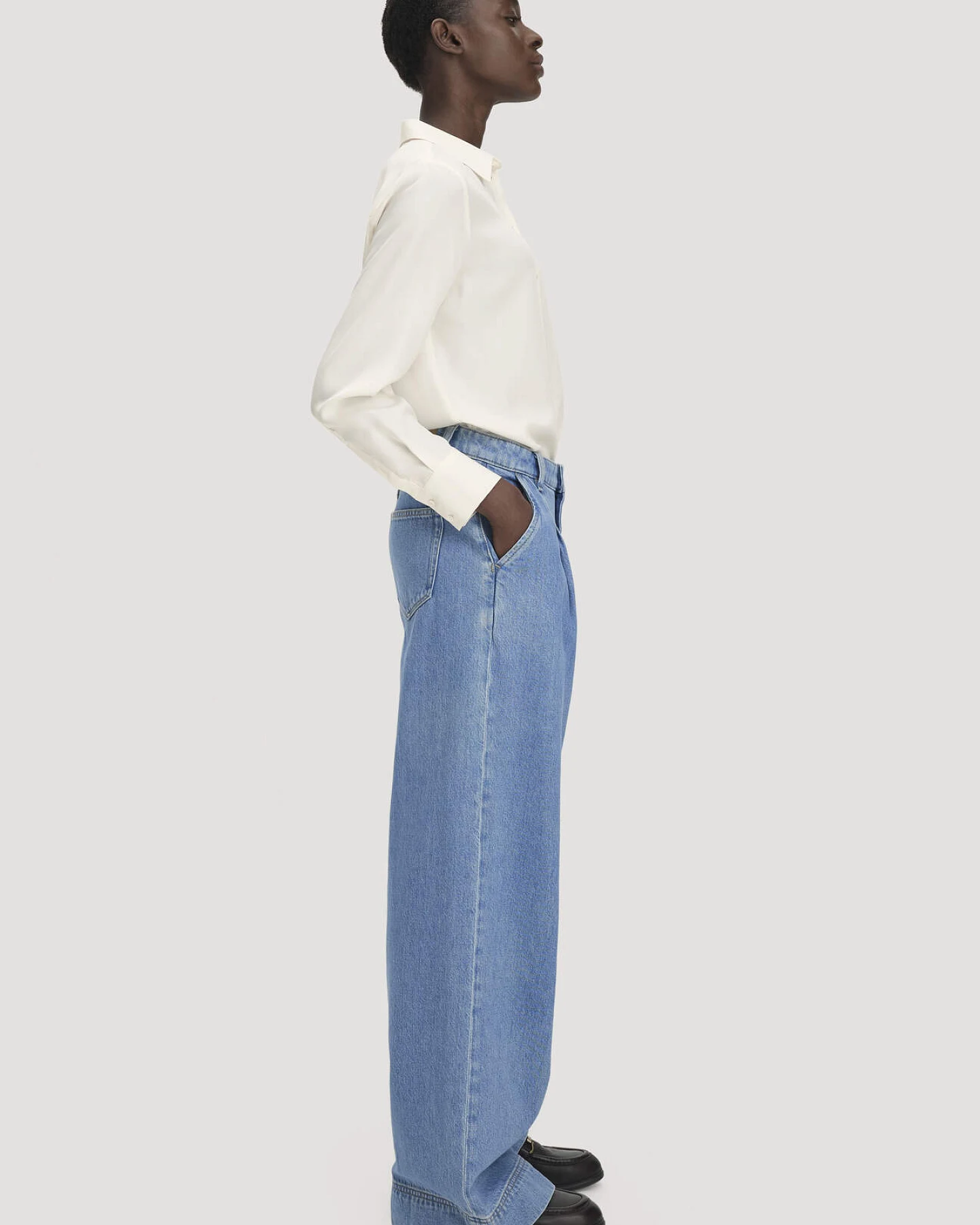 hessnatur Damen Jeans Wide Leg mit Bundfalten aus Bio-Baumwolle mit TENCEL™ Lyocell - blau - Größe 33 – Ansicht 4