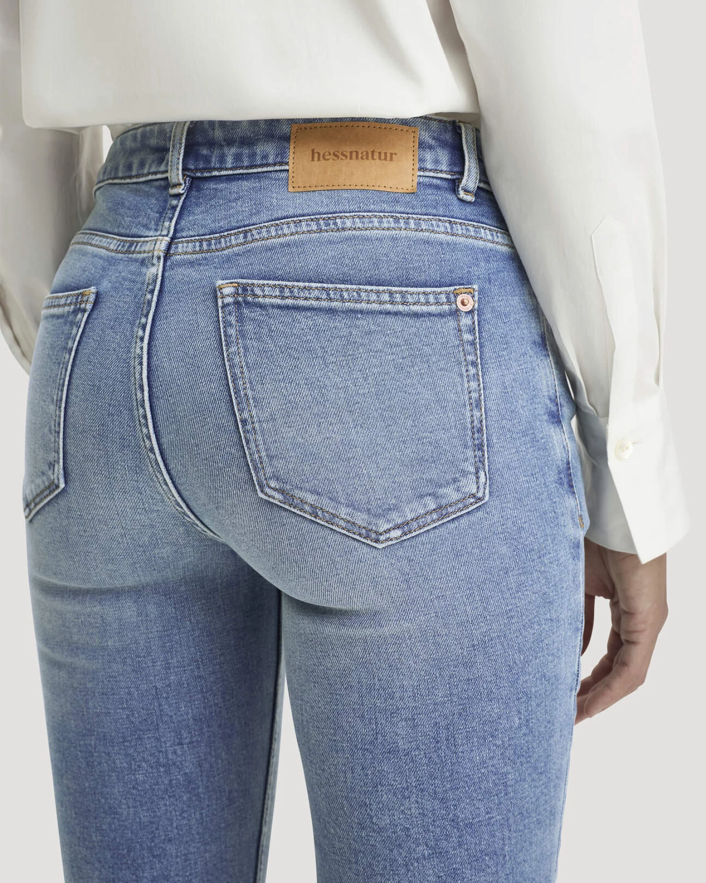 hessnatur Damen Jeans LEA Slim aus Bio-Baumwolle mit recycelter Baumwolle - blau - Größe 32/34 – Ansicht 3