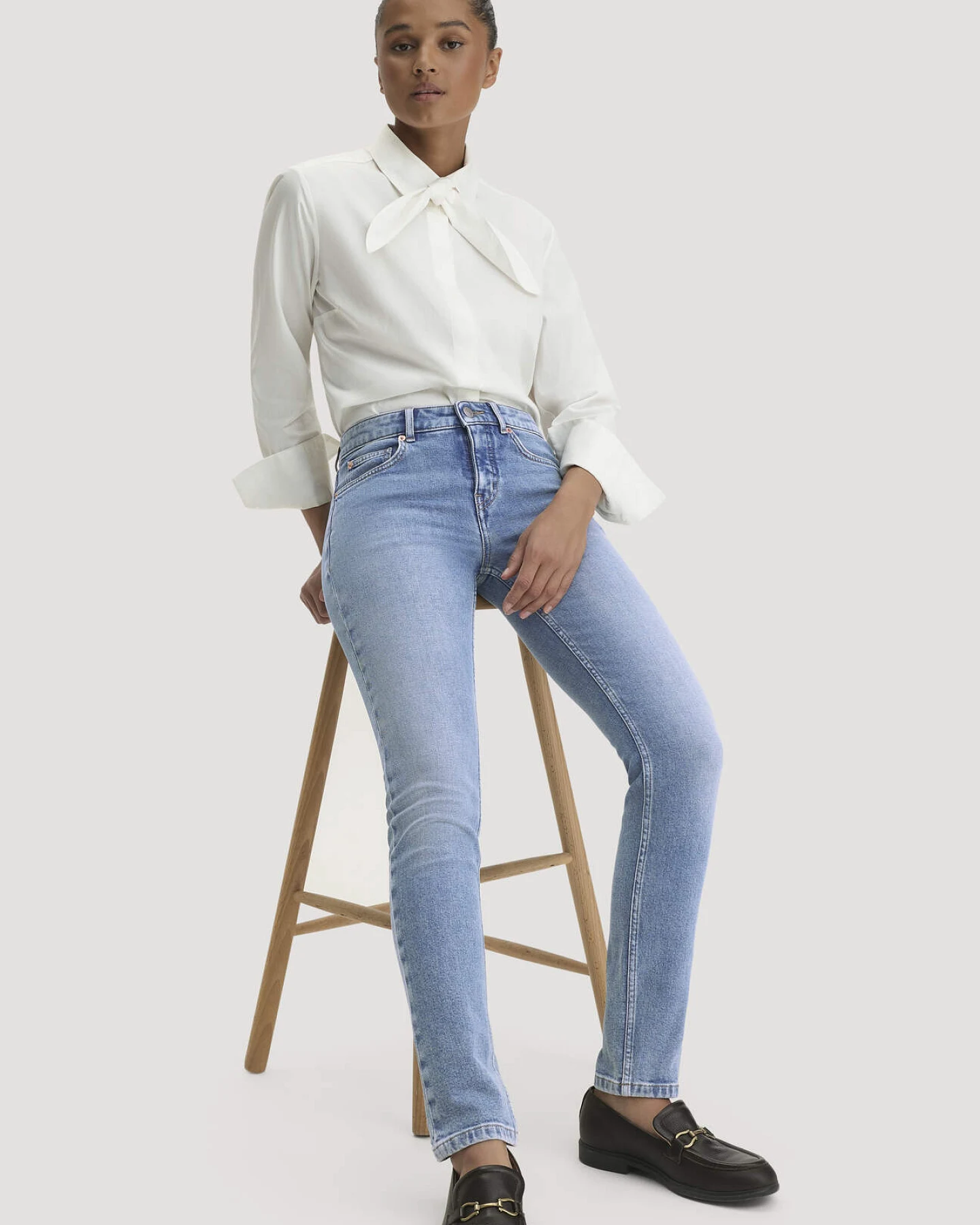 hessnatur Damen Jeans LEA Slim aus Bio-Baumwolle mit recycelter Baumwolle - blau - Größe 29/34 – Ansicht 4