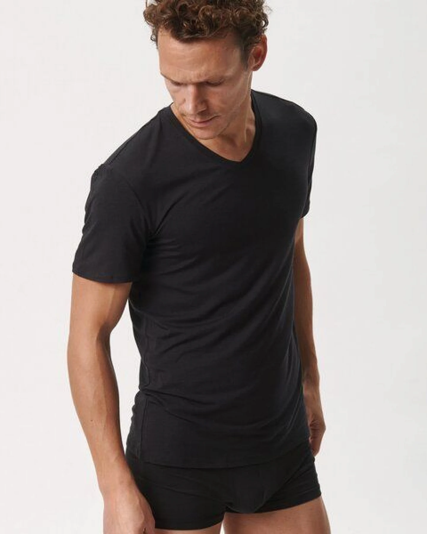 Copenhagen Bamboo 2 Stück Schwarze Slim Fit Bambus-T-Shirts mit V-Ausschnitt – Ansicht 2