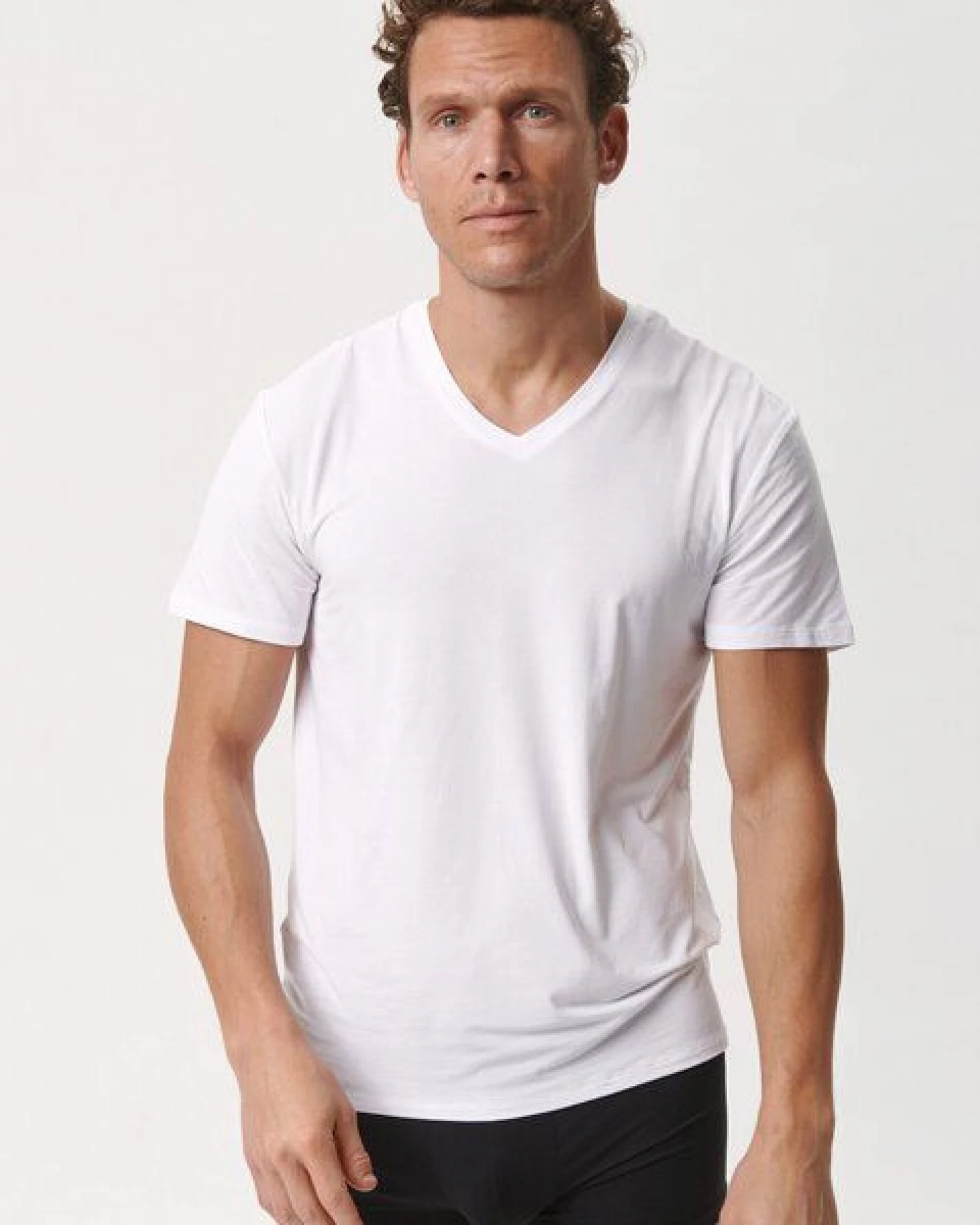 Copenhagen Bamboo 2 weiße T-Shirts mit V-Ausschnitt aus Bambus in schmaler Passform – Ansicht 3