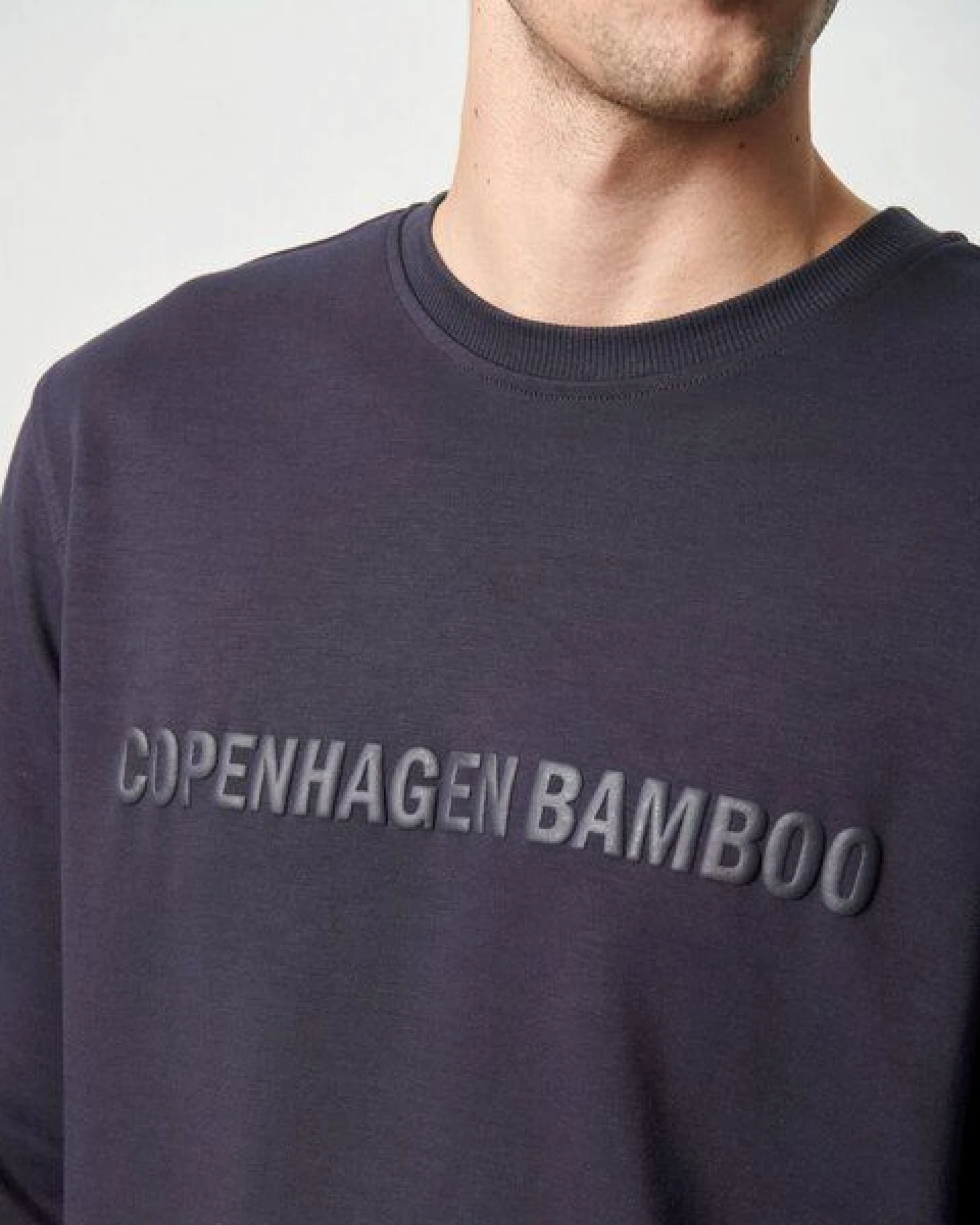 Copenhagen Bamboo Dunkelgraues Sweatshirt aus Bambus mit Logo – Ansicht 2
