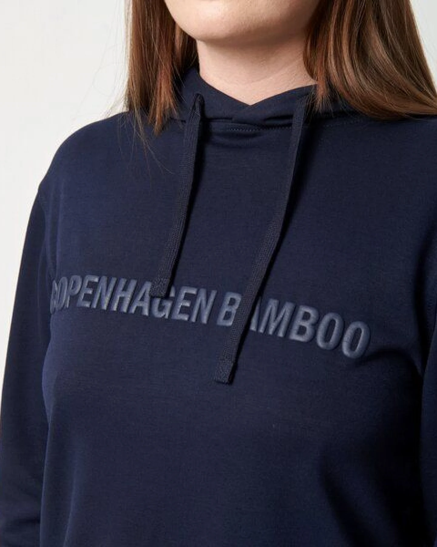 Copenhagen Bamboo Marineblauer Bambus-Kapuzenpullover mit Logo – Ansicht 2