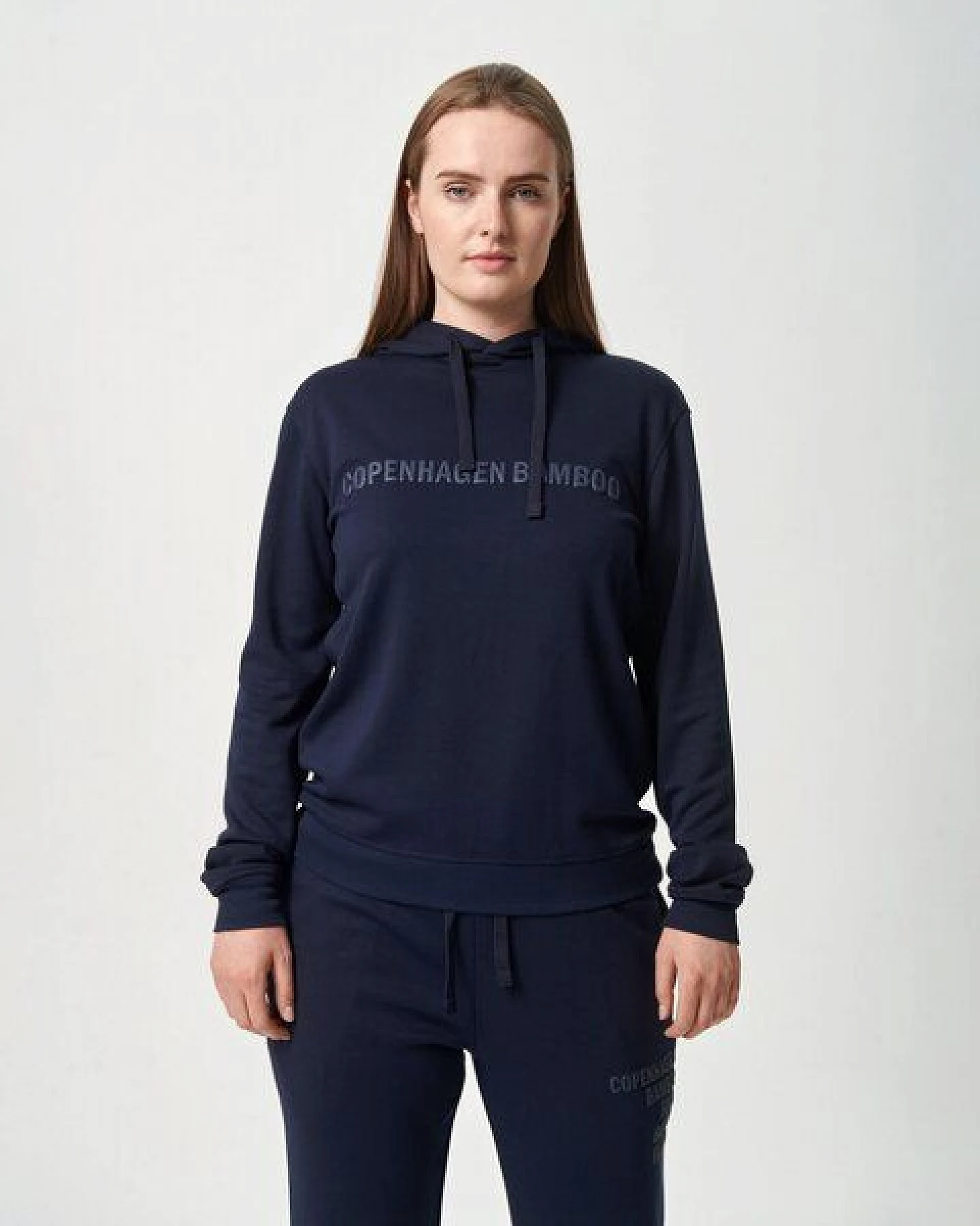 Copenhagen Bamboo Marineblauer Bambus-Kapuzenpullover mit Logo – Ansicht 3