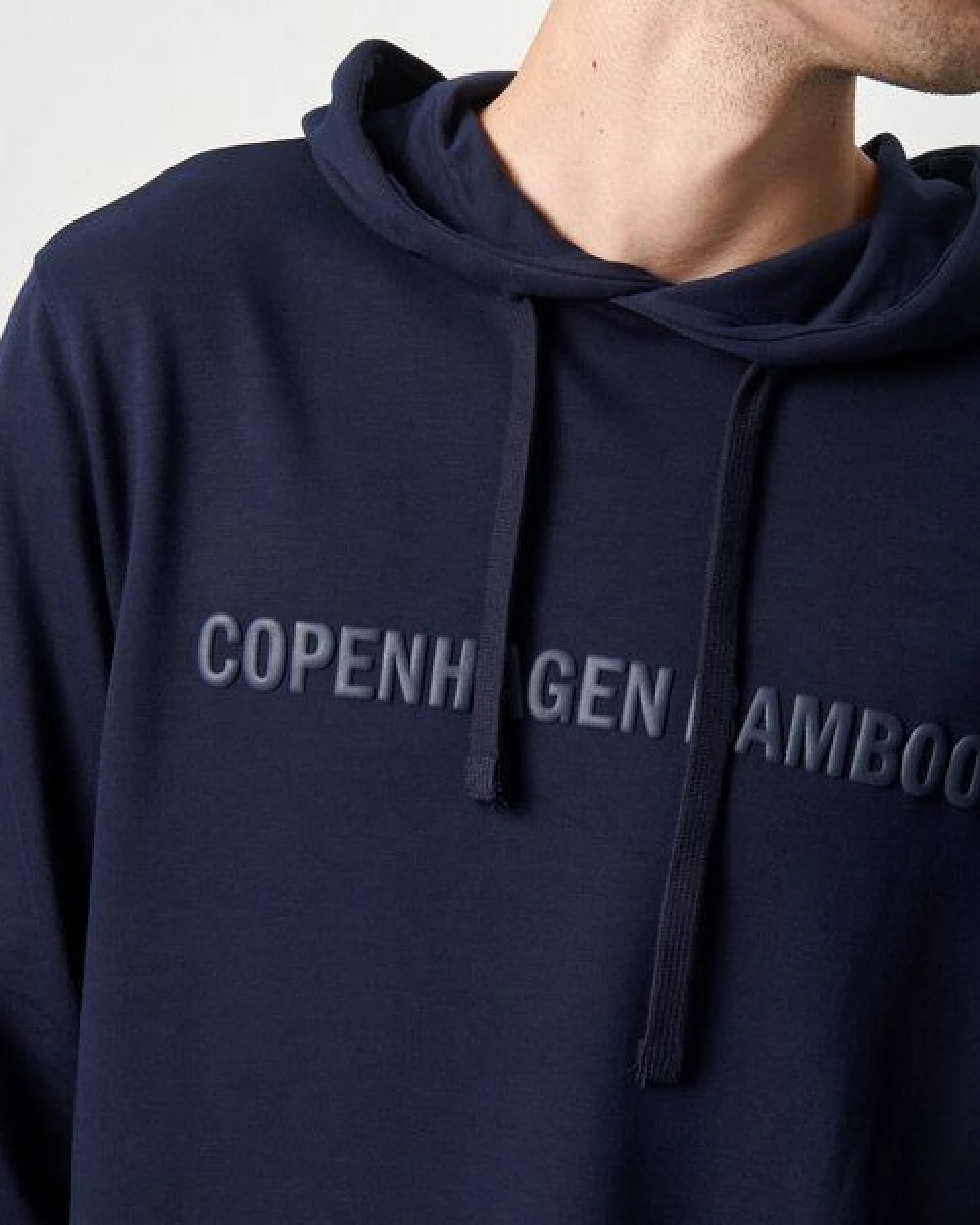 Copenhagen Bamboo Marineblauer Bambus-Kapuzenpullover mit Logo – Ansicht 4