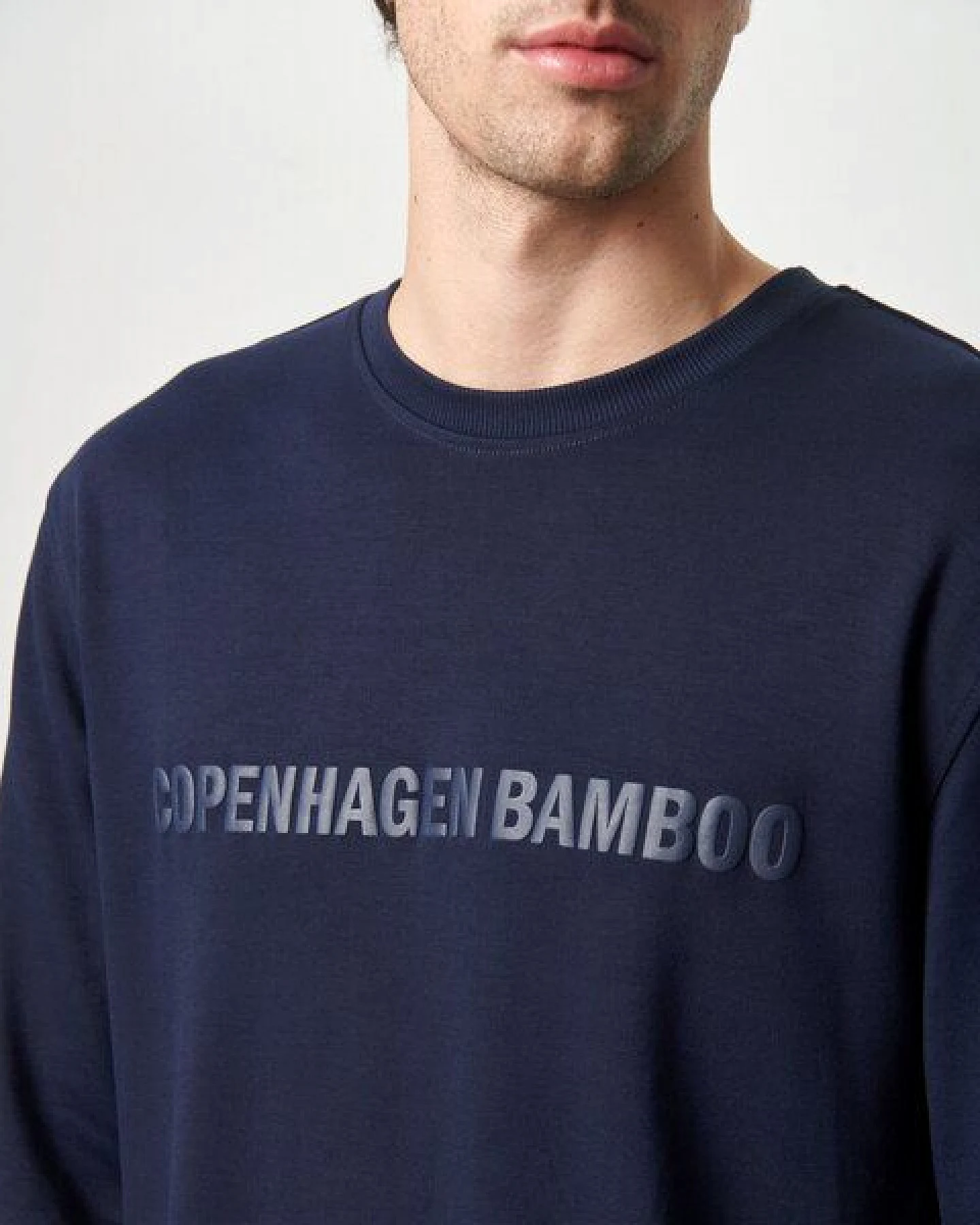 Copenhagen Bamboo Marineblaues Bambus-Sweatshirt mit Logo – Ansicht 2