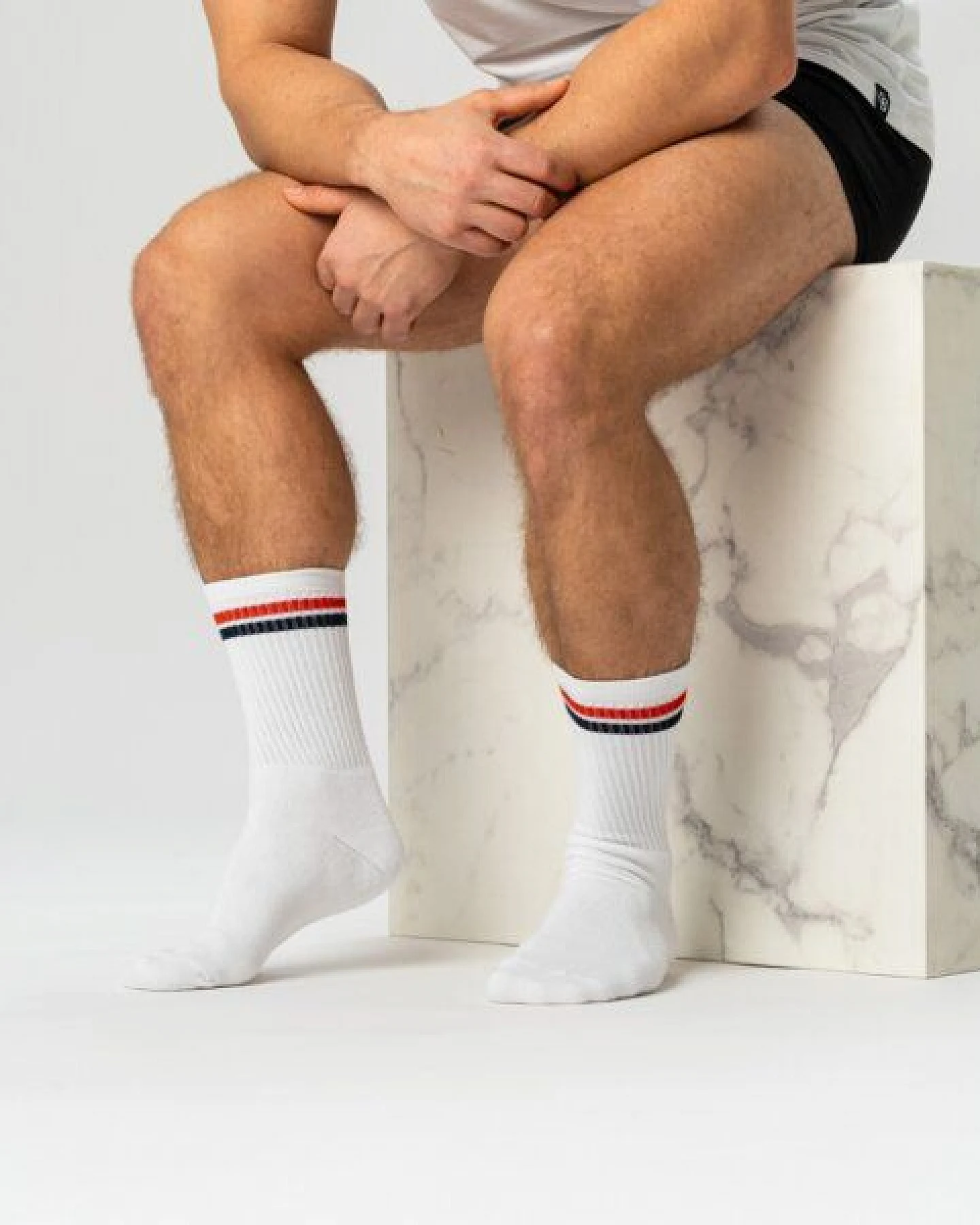 Copenhagen Bamboo 3 Paar weiße Tennissocken aus Bambus mit rot/blauen Streifen – Ansicht 2