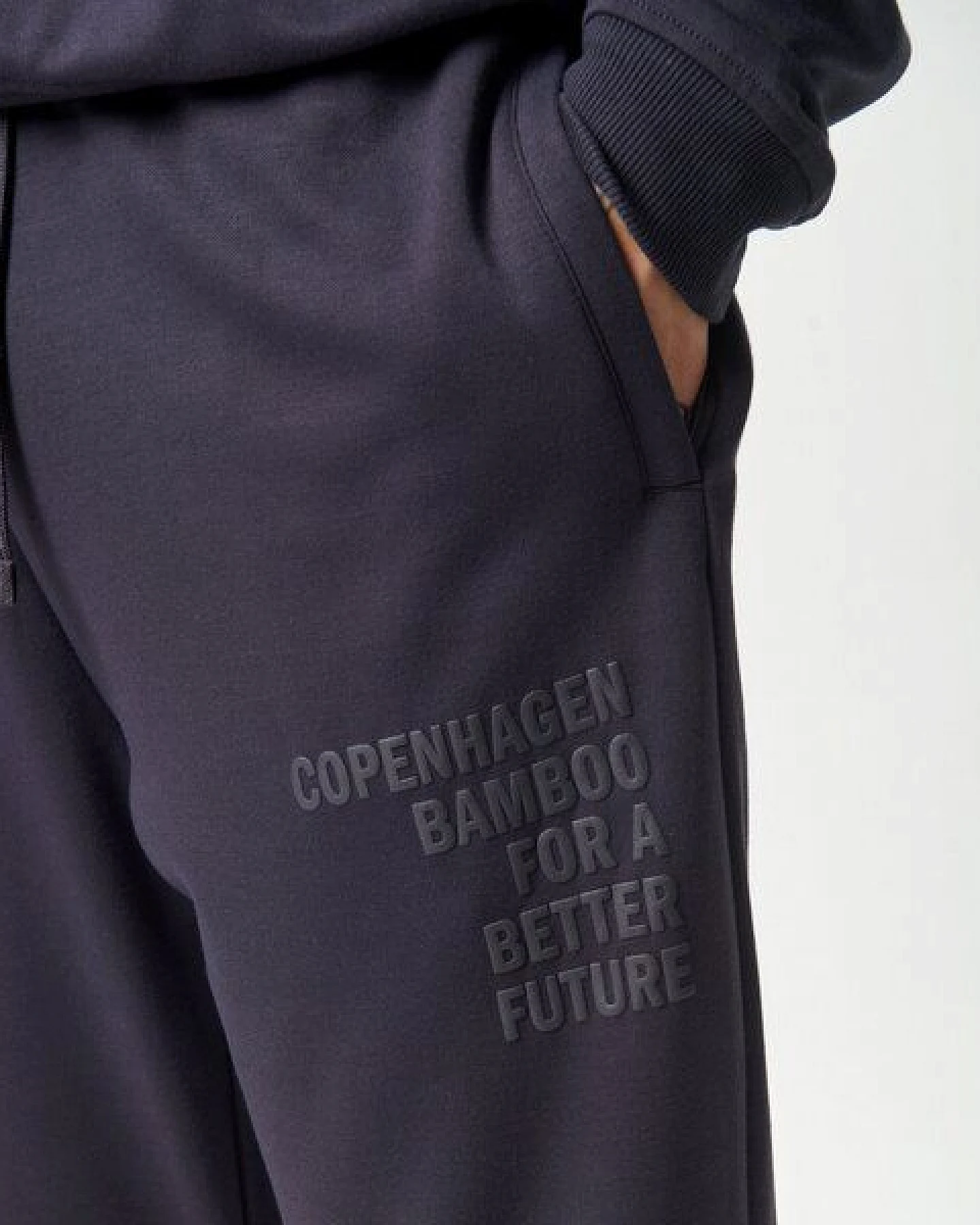Copenhagen Bamboo Dunkelgraue Bambus-Sweatpants mit Logo – Ansicht 2