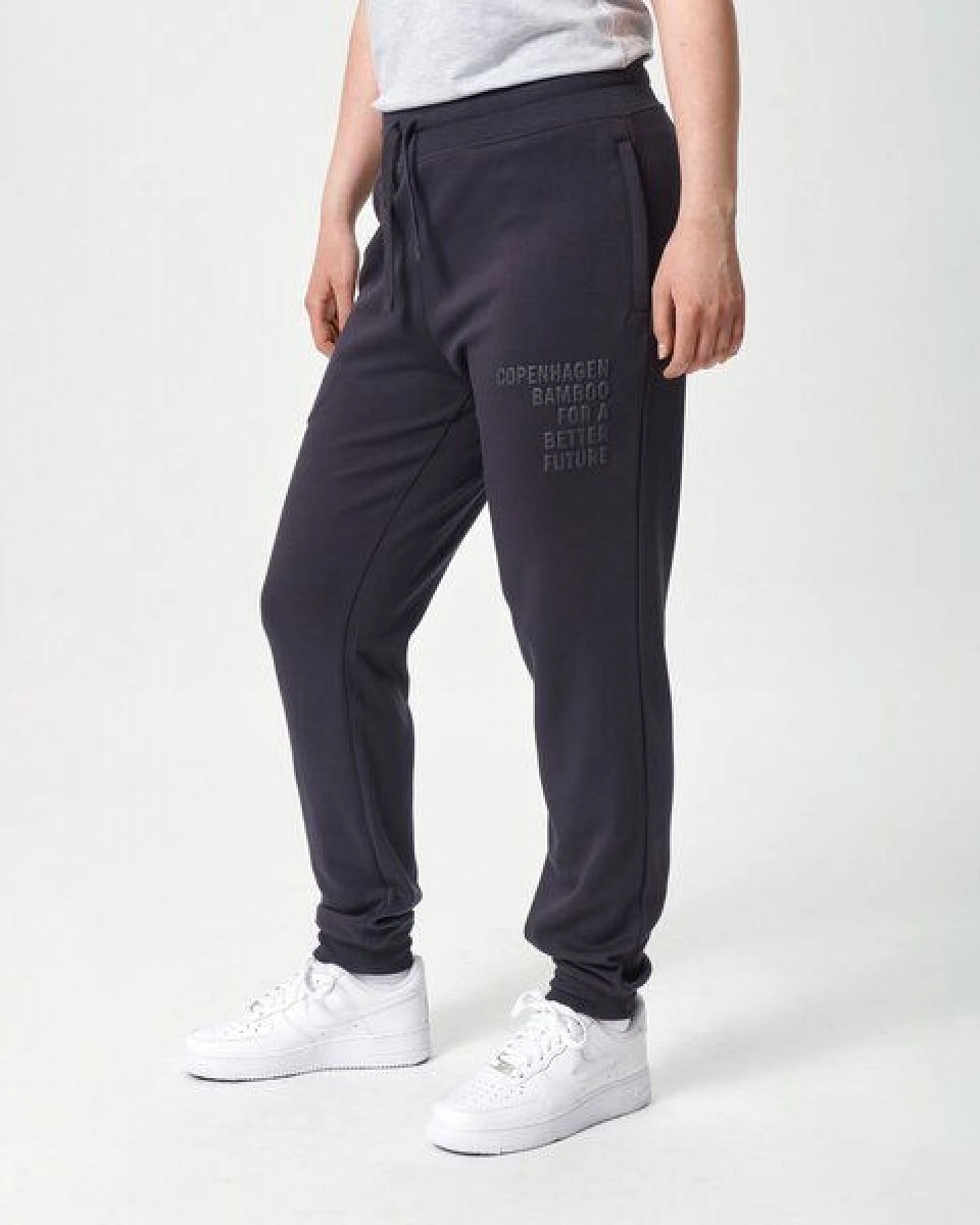 Copenhagen Bamboo Dunkelgraue Bambus-Sweatpants mit Logo – Ansicht 4