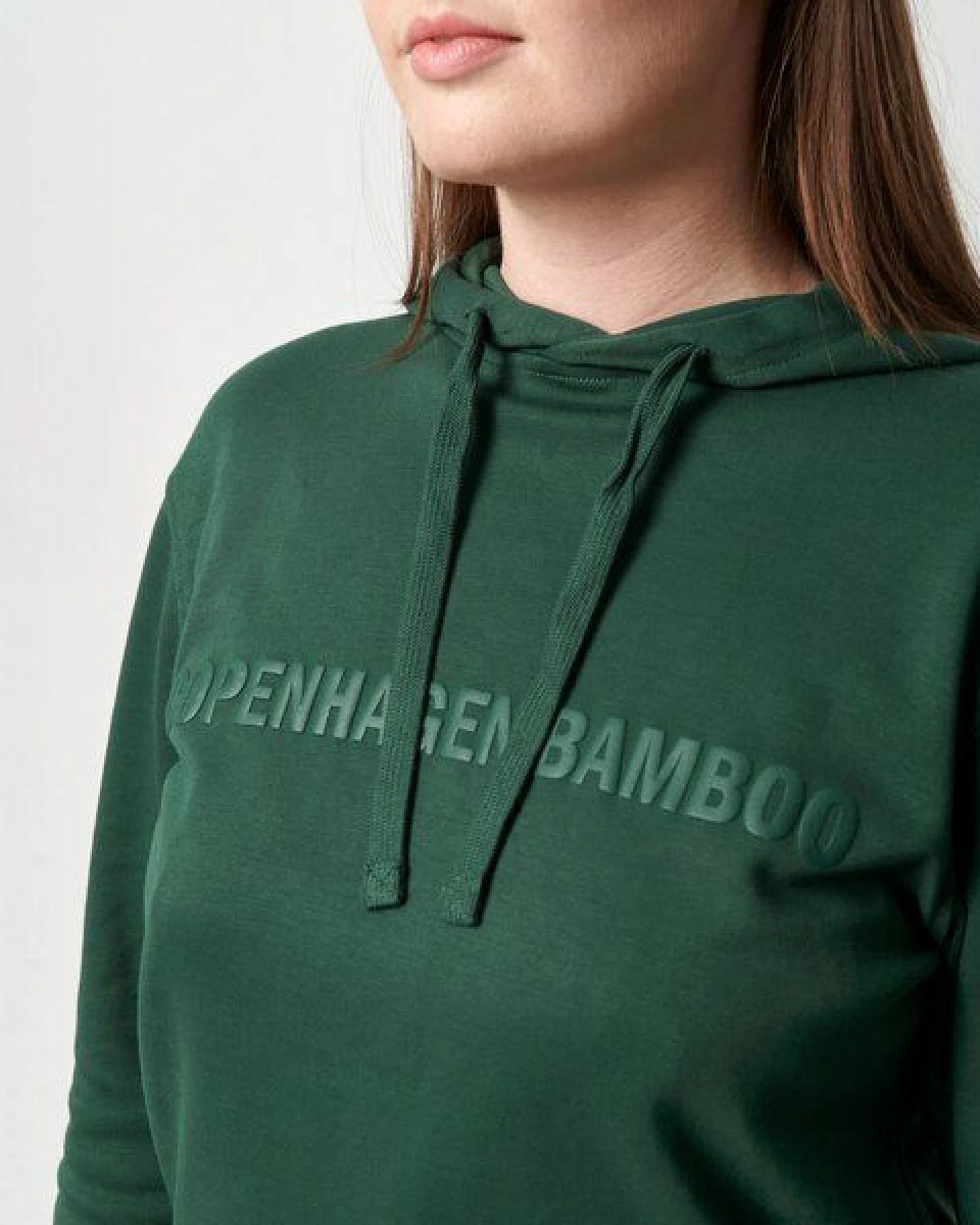 Copenhagen Bamboo Grüner Bambus-Kapuzenpullover mit Logo – Ansicht 2