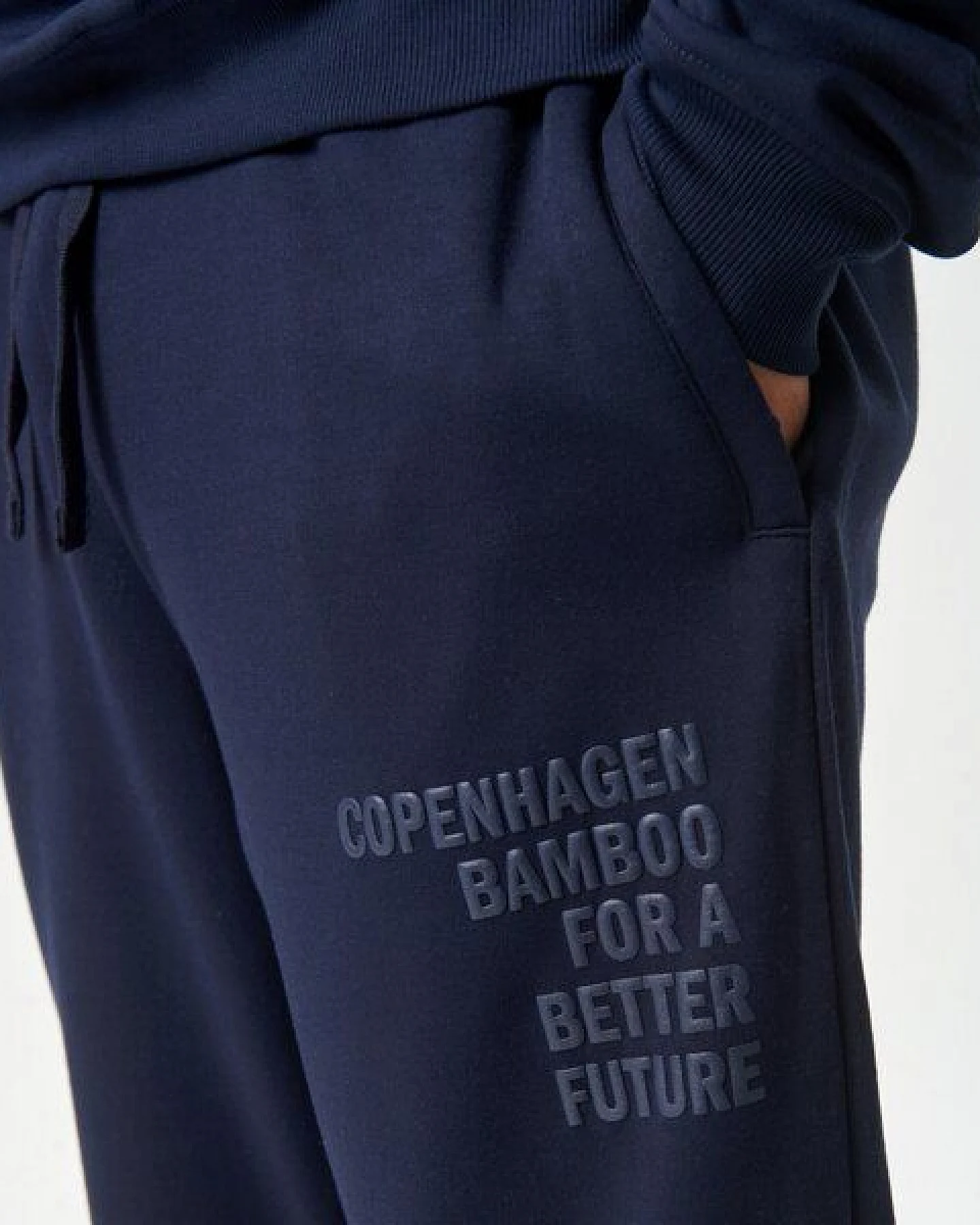 Copenhagen Bamboo Marineblaue Bambus-Sweatpants mit Logo – Ansicht 2