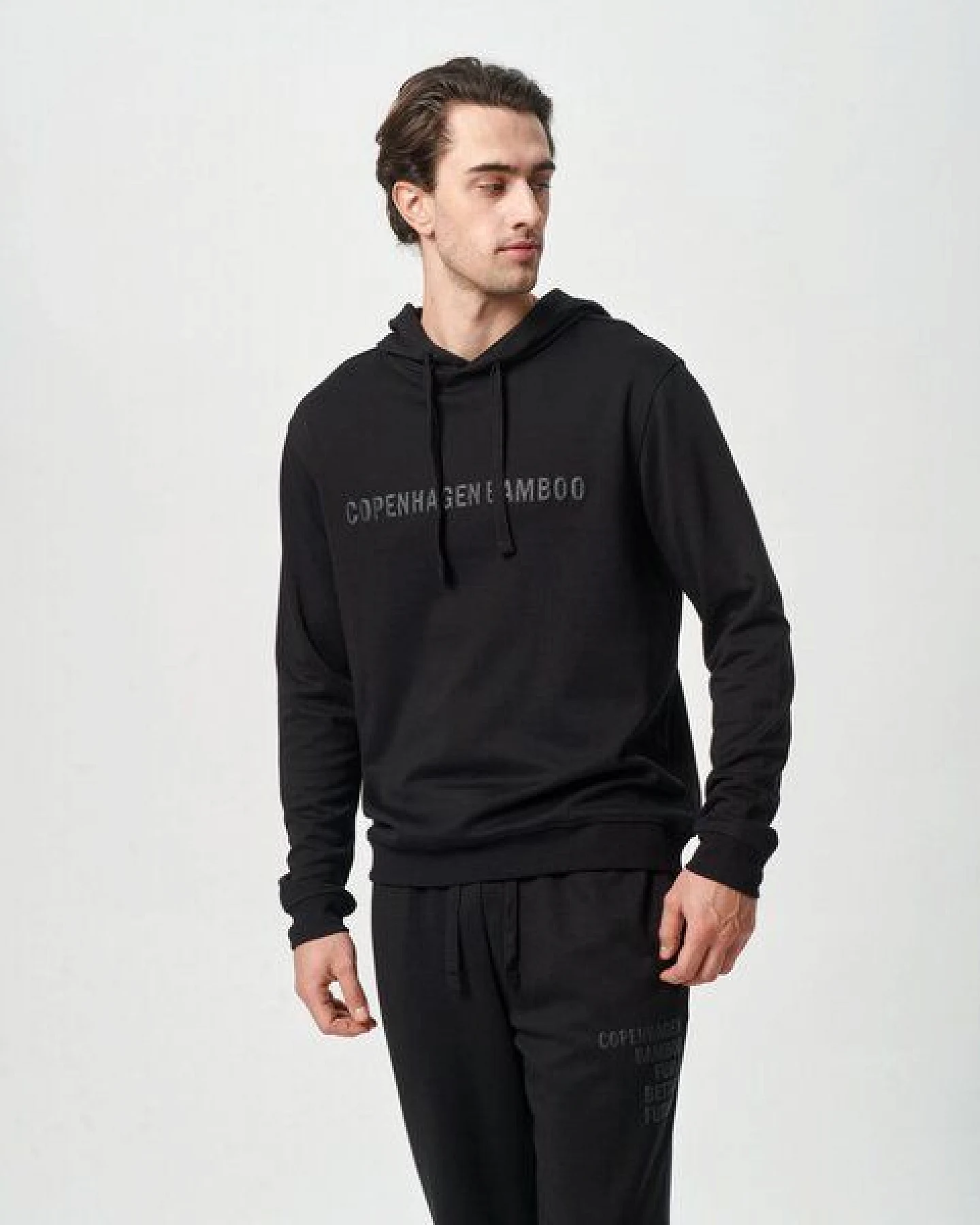 Copenhagen Bamboo Schwarzer Kapuzenpulli aus Bambus mit Logo – Ansicht 3