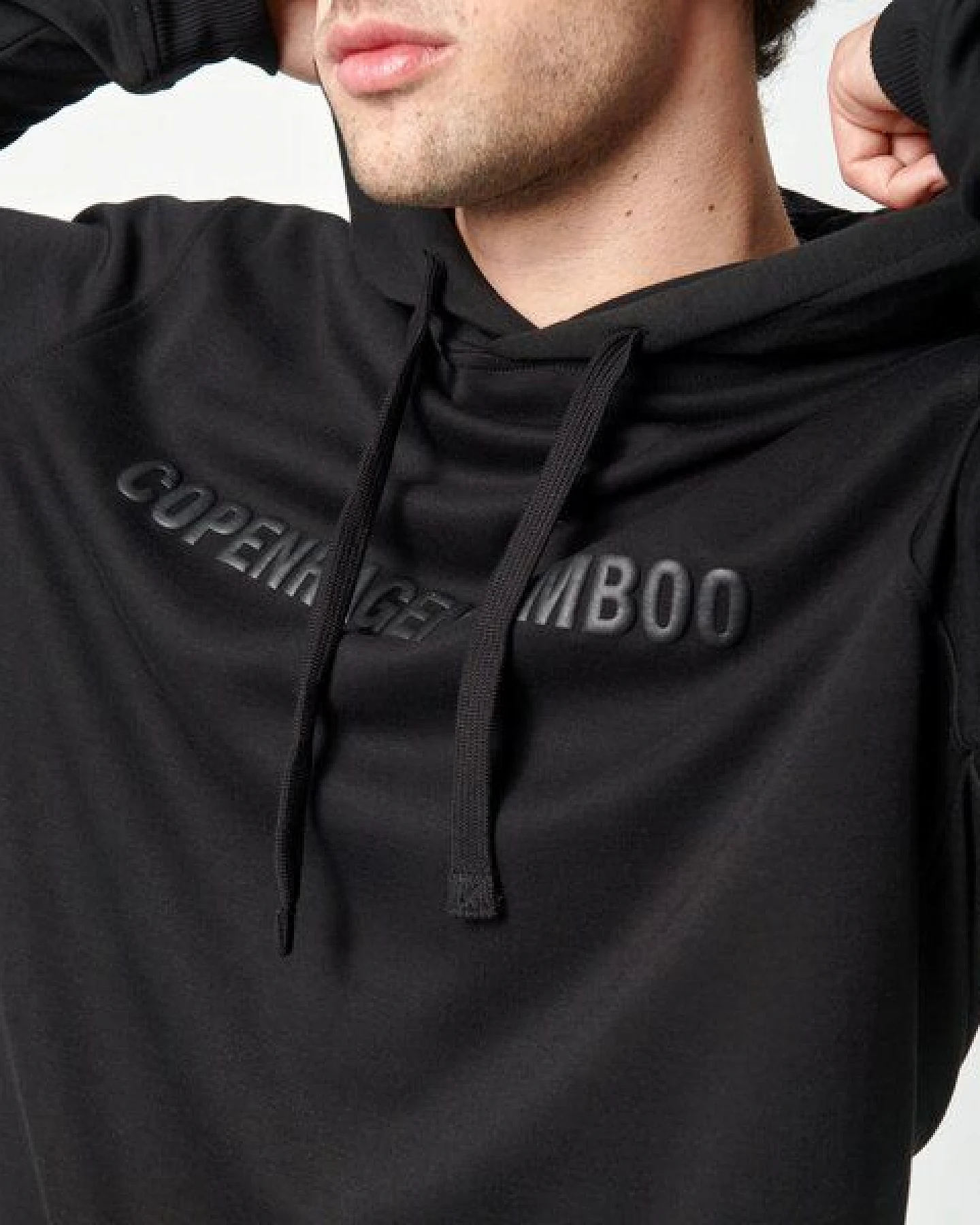 Copenhagen Bamboo Schwarzer Kapuzenpulli aus Bambus mit Logo – Ansicht 2