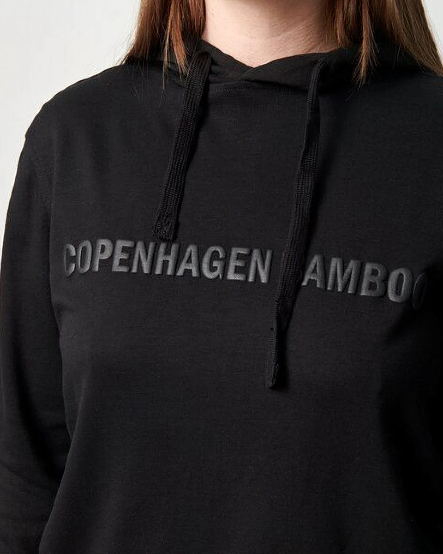 Copenhagen Bamboo Schwarzer Kapuzenpulli aus Bambus mit Logo – Ansicht 4