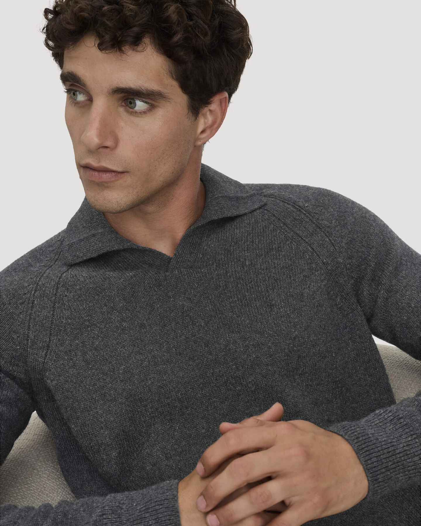 hessnatur Herren Strick Polo Regular aus Bio-Merinowolle mit Bio-Baumwolle - grau - Größe S – Ansicht 4
