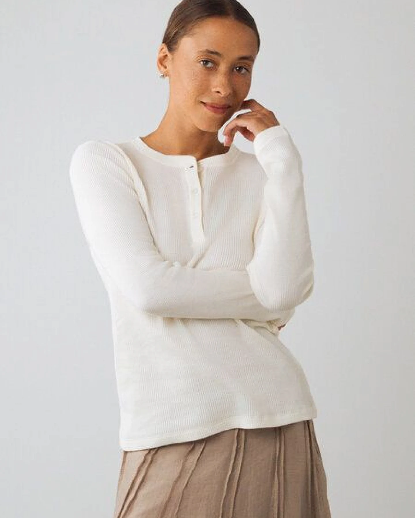 Honest Basics Damen Henley Langarmshirt aus Bio- und recycelter Baumwolle – Ansicht 2
