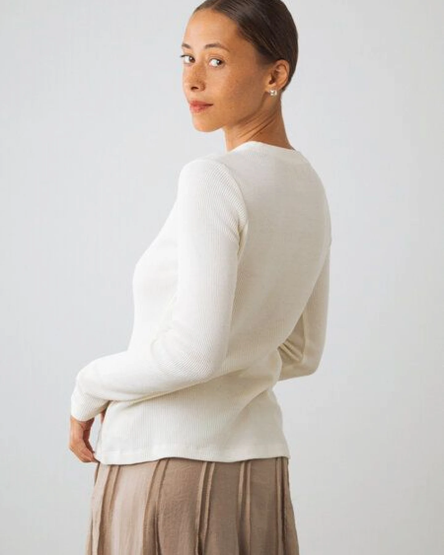 Honest Basics Damen Henley Langarmshirt aus Bio- und recycelter Baumwolle – Ansicht 4