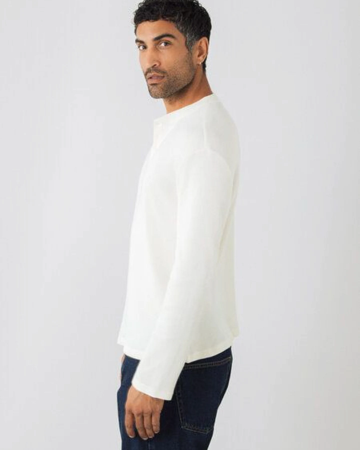 Honest Basics Herren Henley Langarmshirt aus Bio- und recycelter Baumwolle – Ansicht 4