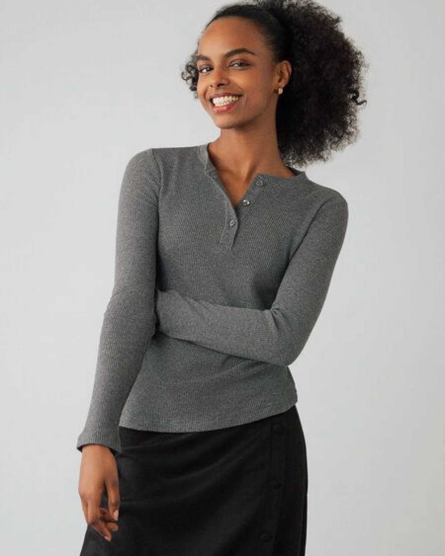 Honest Basics Damen Henley Langarmshirt aus Bio- und recycelter Baumwolle – Ansicht 2
