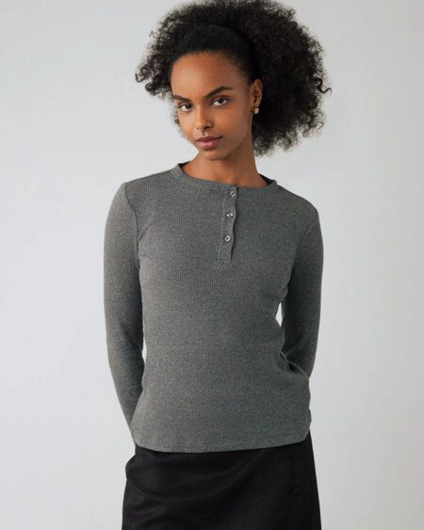 Honest Basics Damen Henley Langarmshirt aus Bio- und recycelter Baumwolle – Ansicht 3