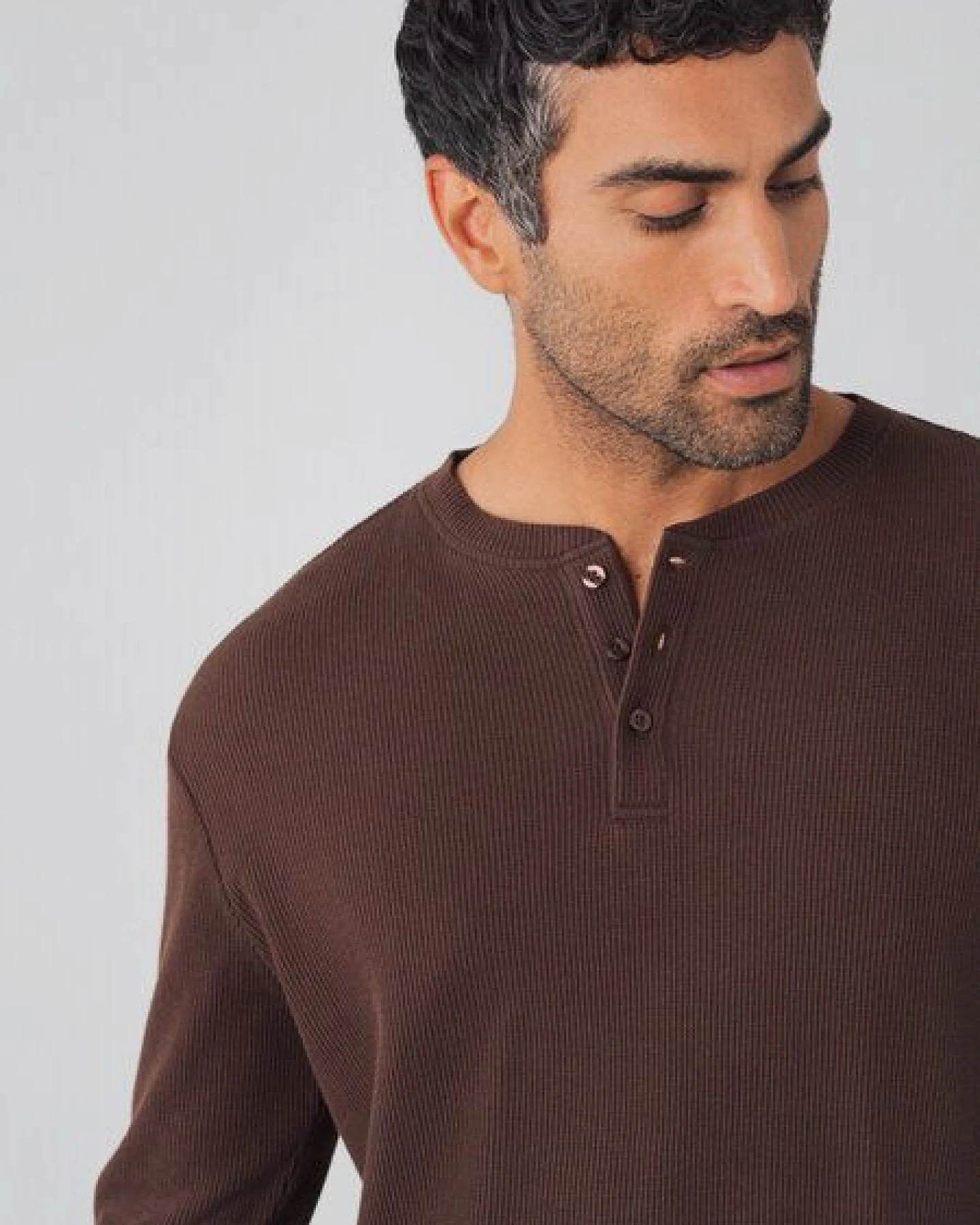 Honest Basics Herren Henley Langarmshirt aus Bio- und recycelter Baumwolle – Ansicht 2