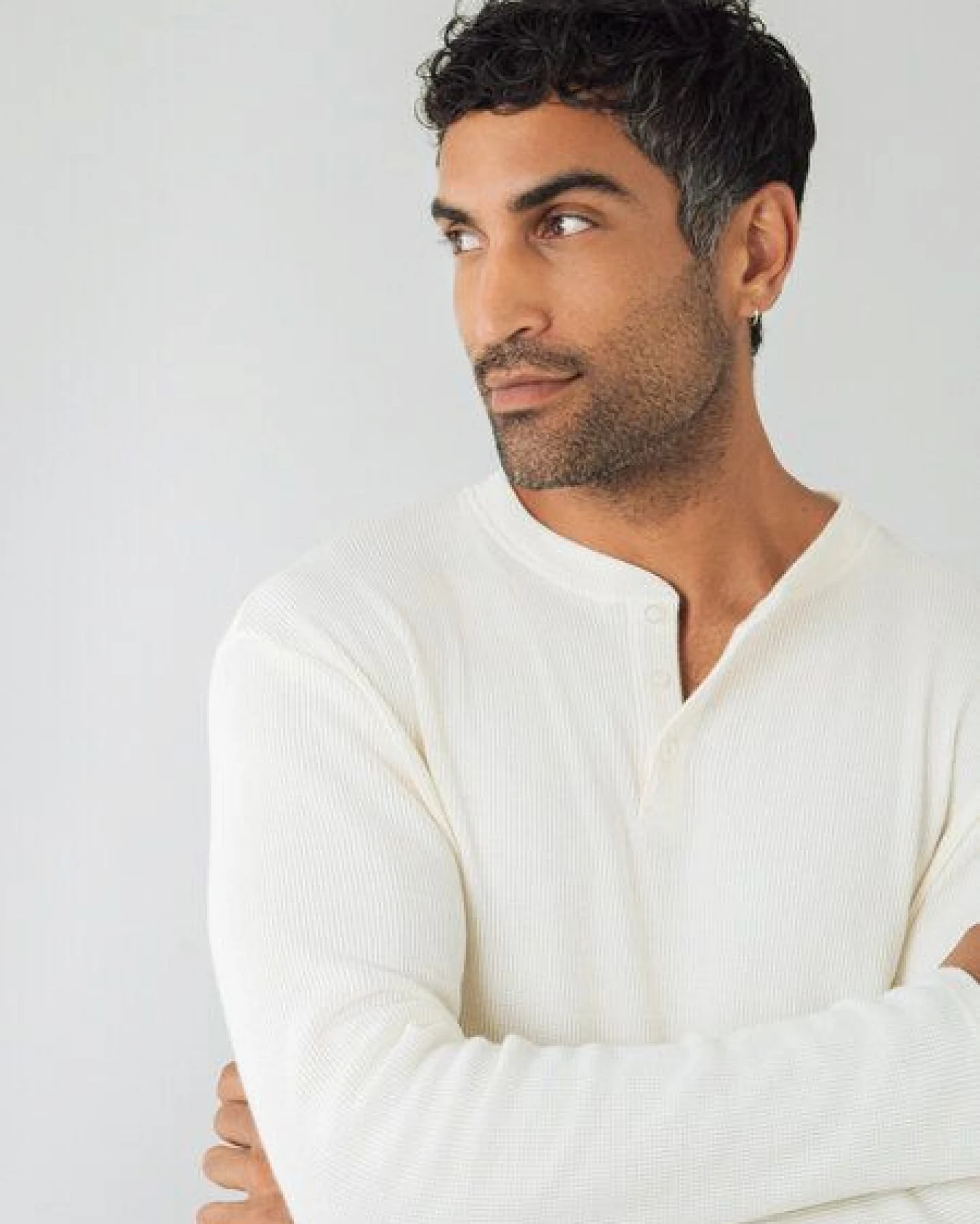 Honest Basics Herren Henley Langarmshirt aus Bio- und recycelter Baumwolle – Ansicht 2
