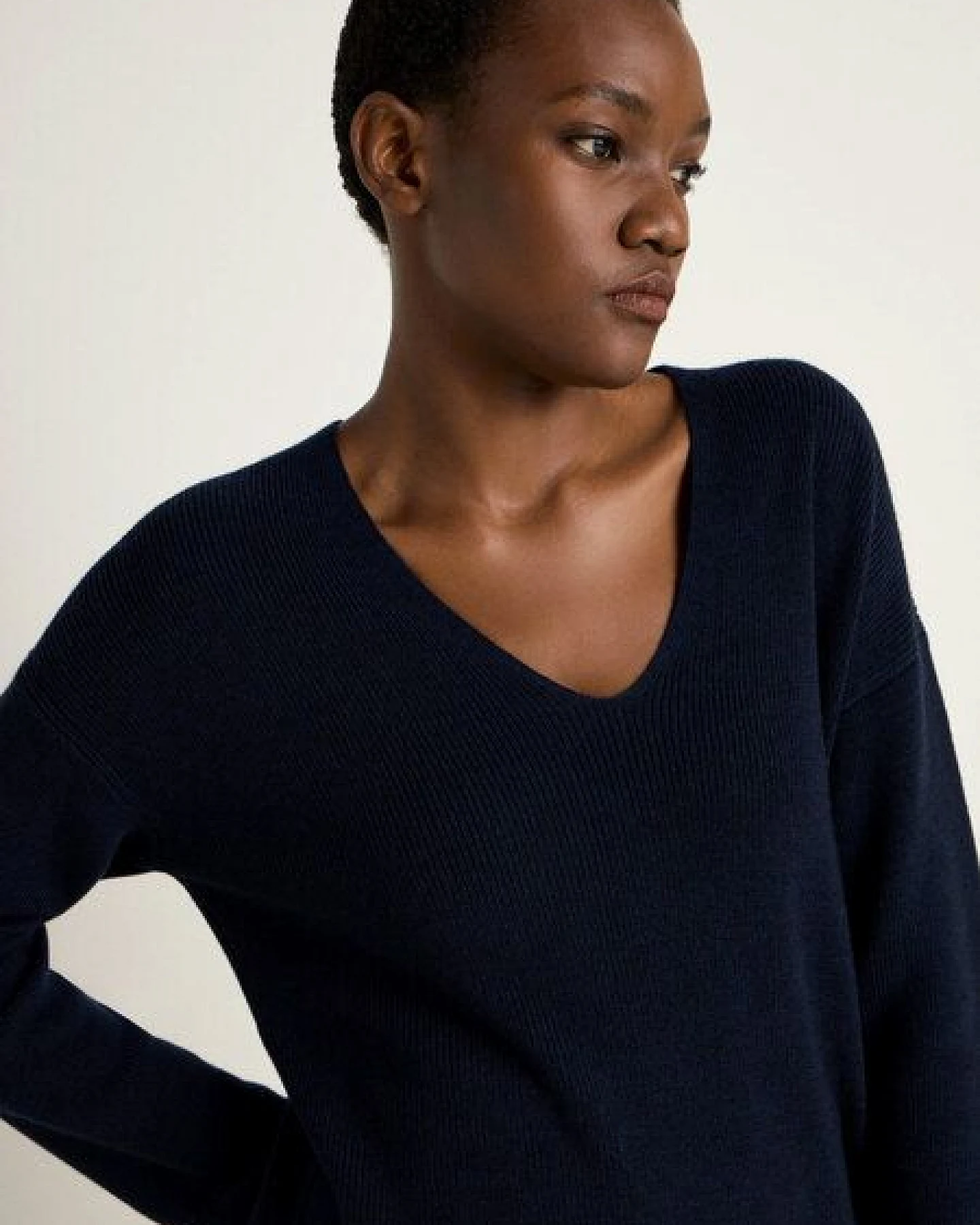 LANIUS Pullover mit V-Ausschnitt aus Bio-Merinowolle – Ansicht 3