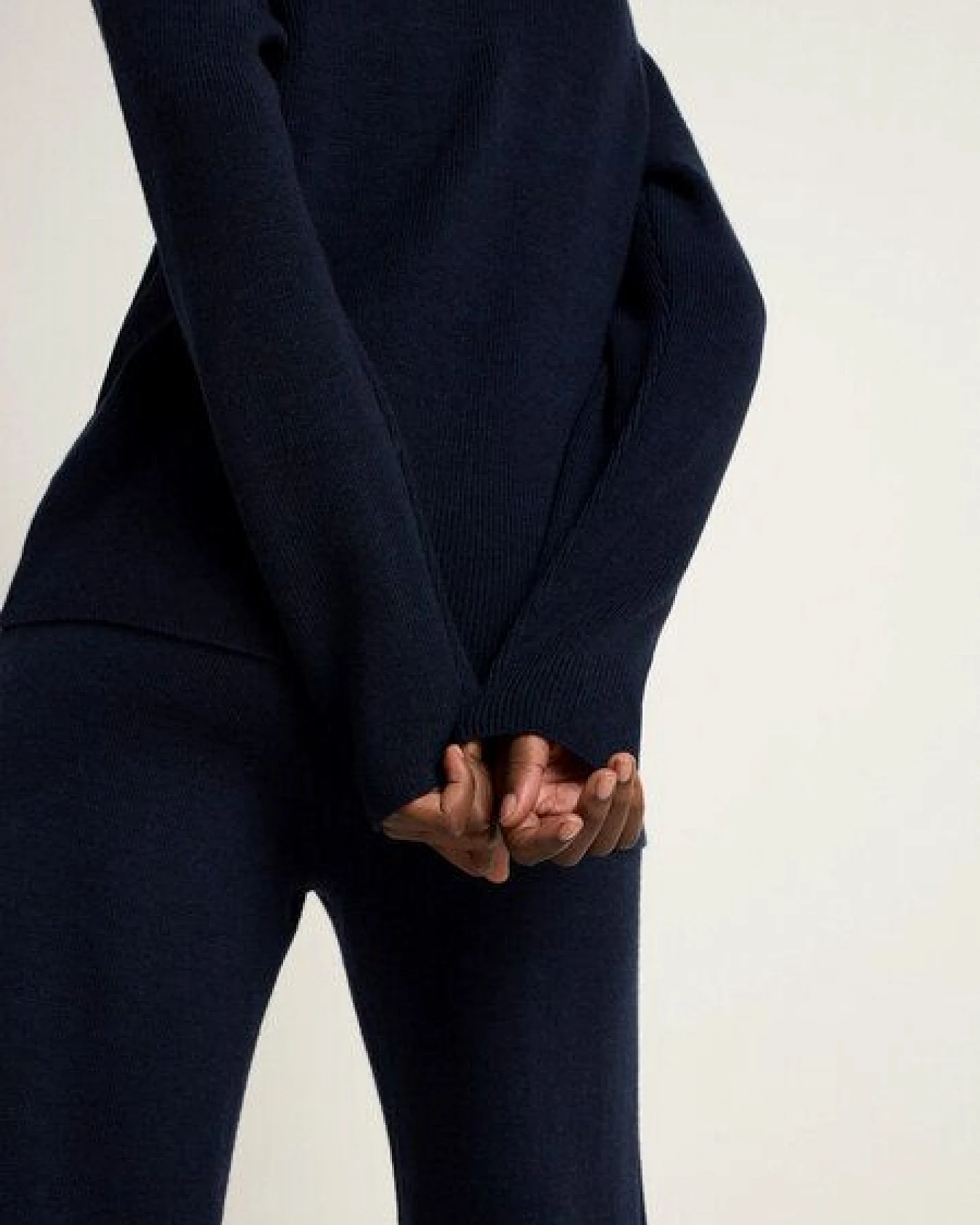 LANIUS Pullover mit V-Ausschnitt aus Bio-Merinowolle – Ansicht 4