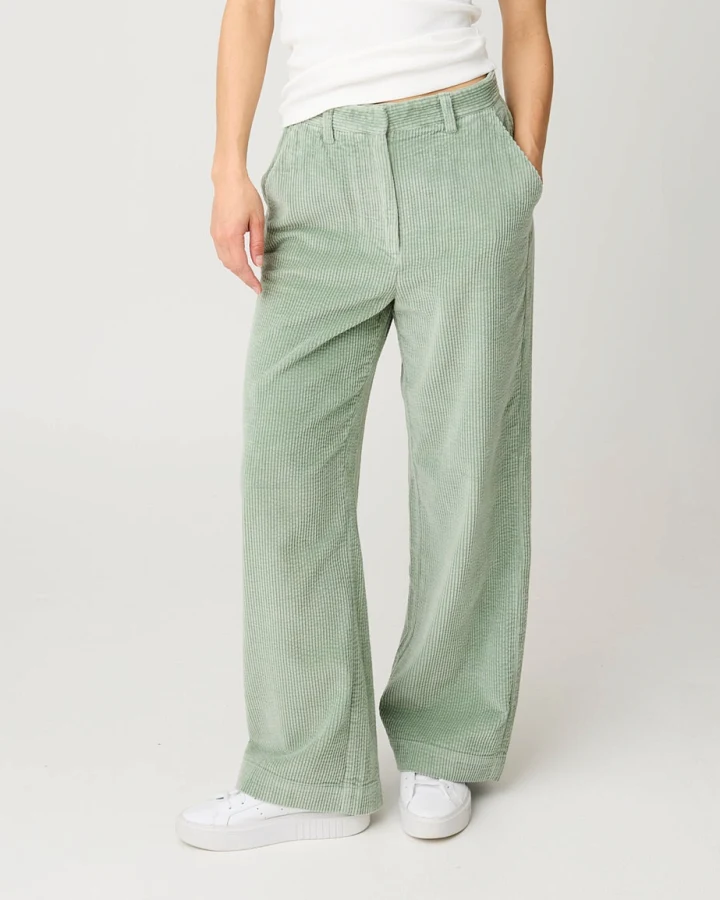KnowledgeCotton Apparel Damen vegan Hose Bora Weiter Cord Lily Pad Grün