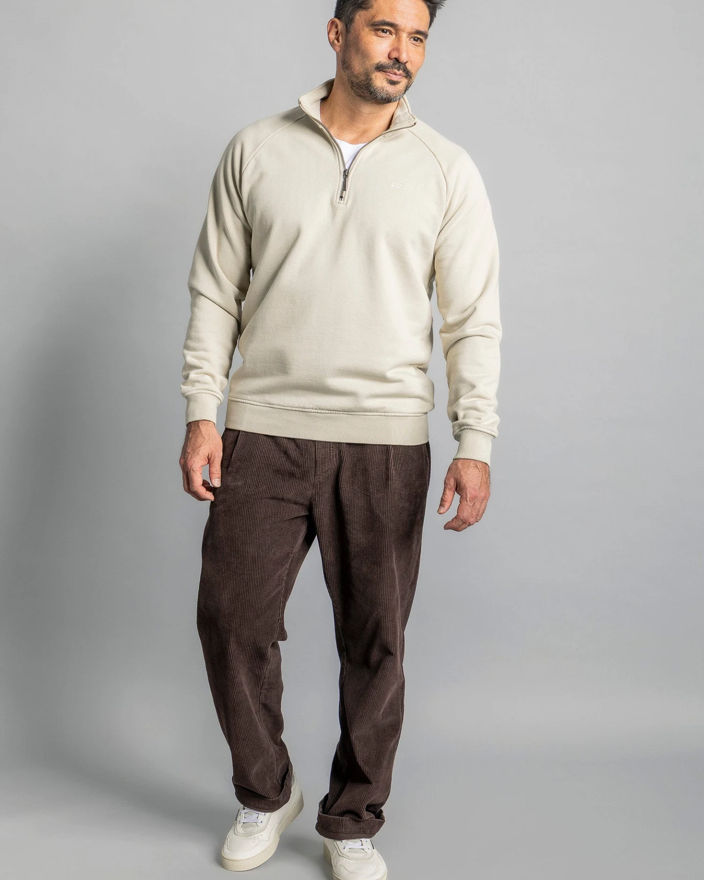 DIRTS Herren vegan Pullover Mit Viertelreißverschluss Raglan Schnitt Cashew Beige – Ansicht 2