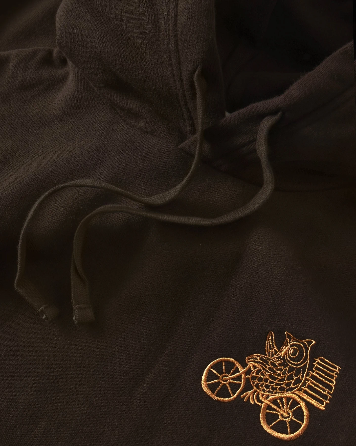 KnowledgeCotton Apparel Herren vegan Hoodie Relaxed Embroidery Chocolate Torte – Ansicht 2