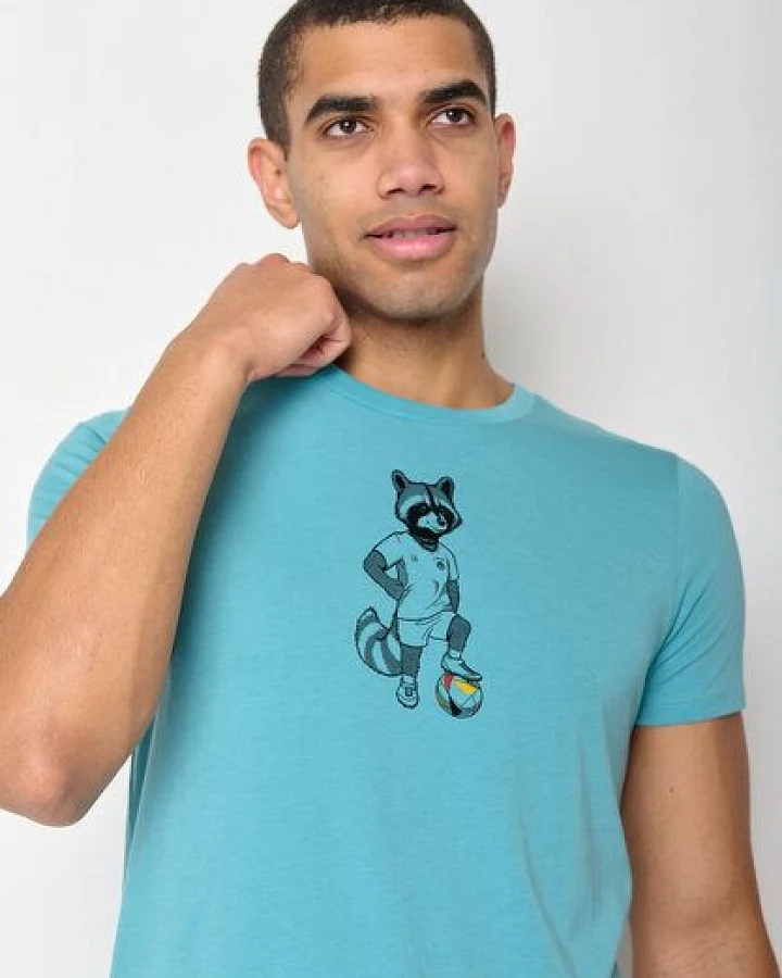 GREENBOMB Football Raccoon Guide - Sportliches T-Shirt aus Bio-Baumwolle / hochwertiger Print / GOTS / Fair & Vegan