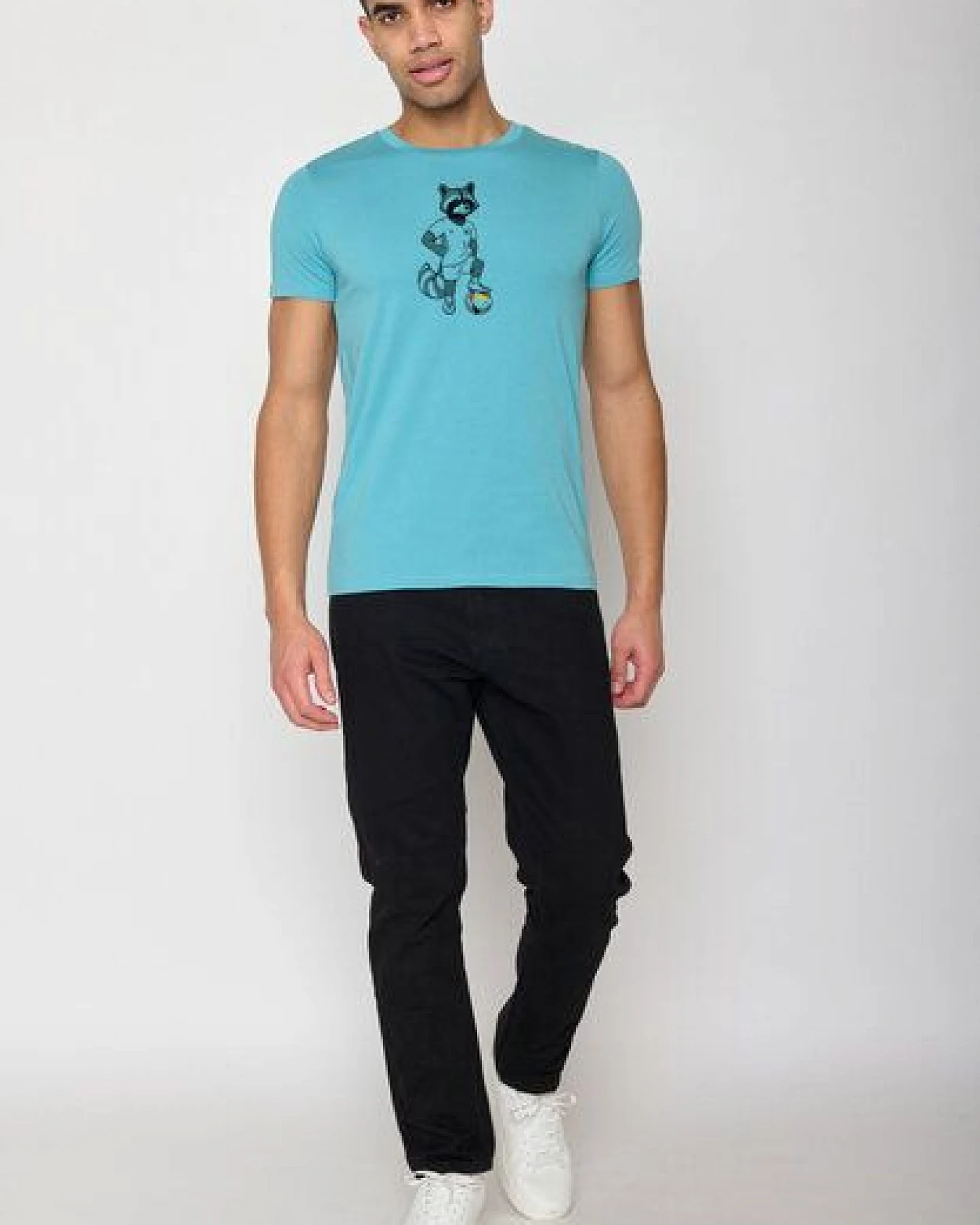 GREENBOMB Football Raccoon Guide - Sportliches T-Shirt aus Bio-Baumwolle / hochwertiger Print / GOTS / Fair & Vegan – Ansicht 3