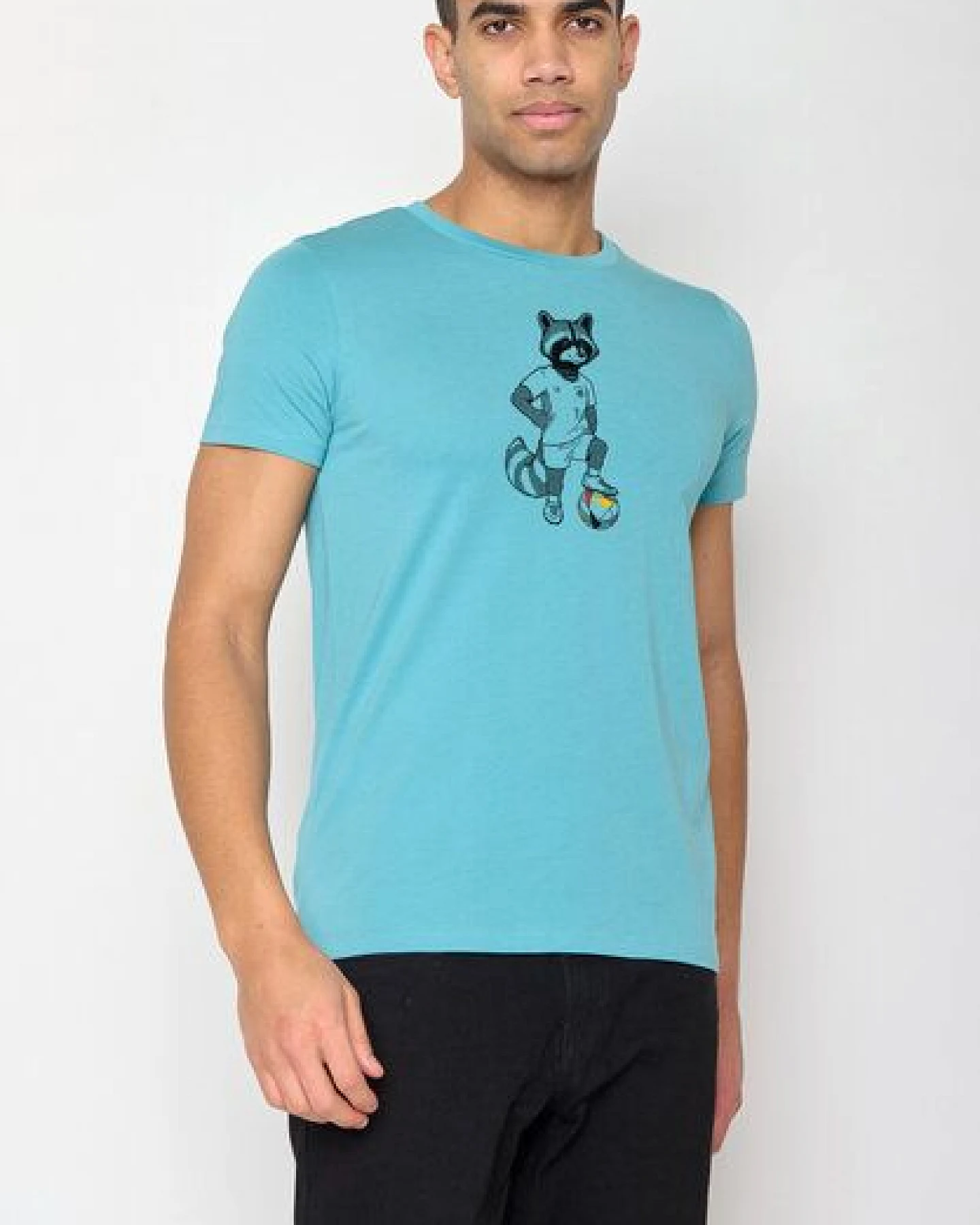 GREENBOMB Football Raccoon Guide - Sportliches T-Shirt aus Bio-Baumwolle / hochwertiger Print / GOTS / Fair & Vegan – Ansicht 2