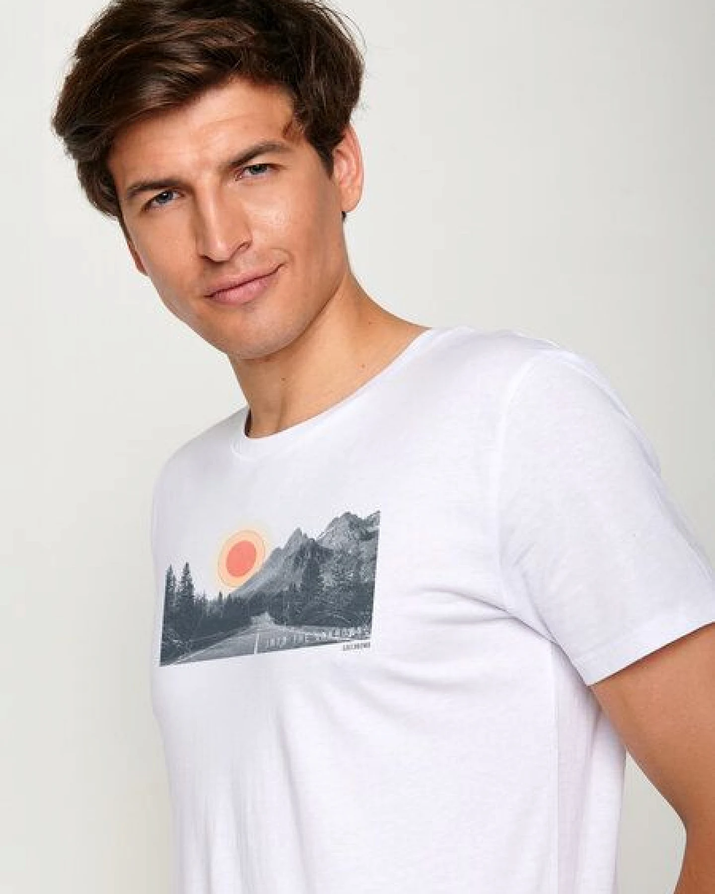 GREENBOMB Into Unknown Guide - Sportliches T-Shirt aus Bio-Baumwolle / hochwertiger Print / GOTS / Fair & Vegan – Ansicht 2