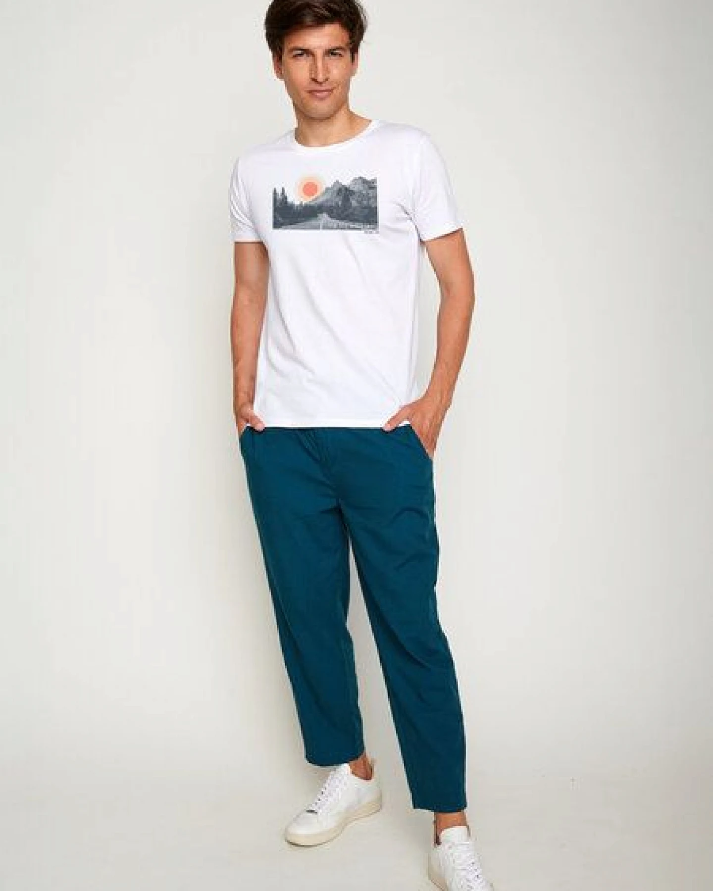 GREENBOMB Into Unknown Guide - Sportliches T-Shirt aus Bio-Baumwolle / hochwertiger Print / GOTS / Fair & Vegan – Ansicht 3