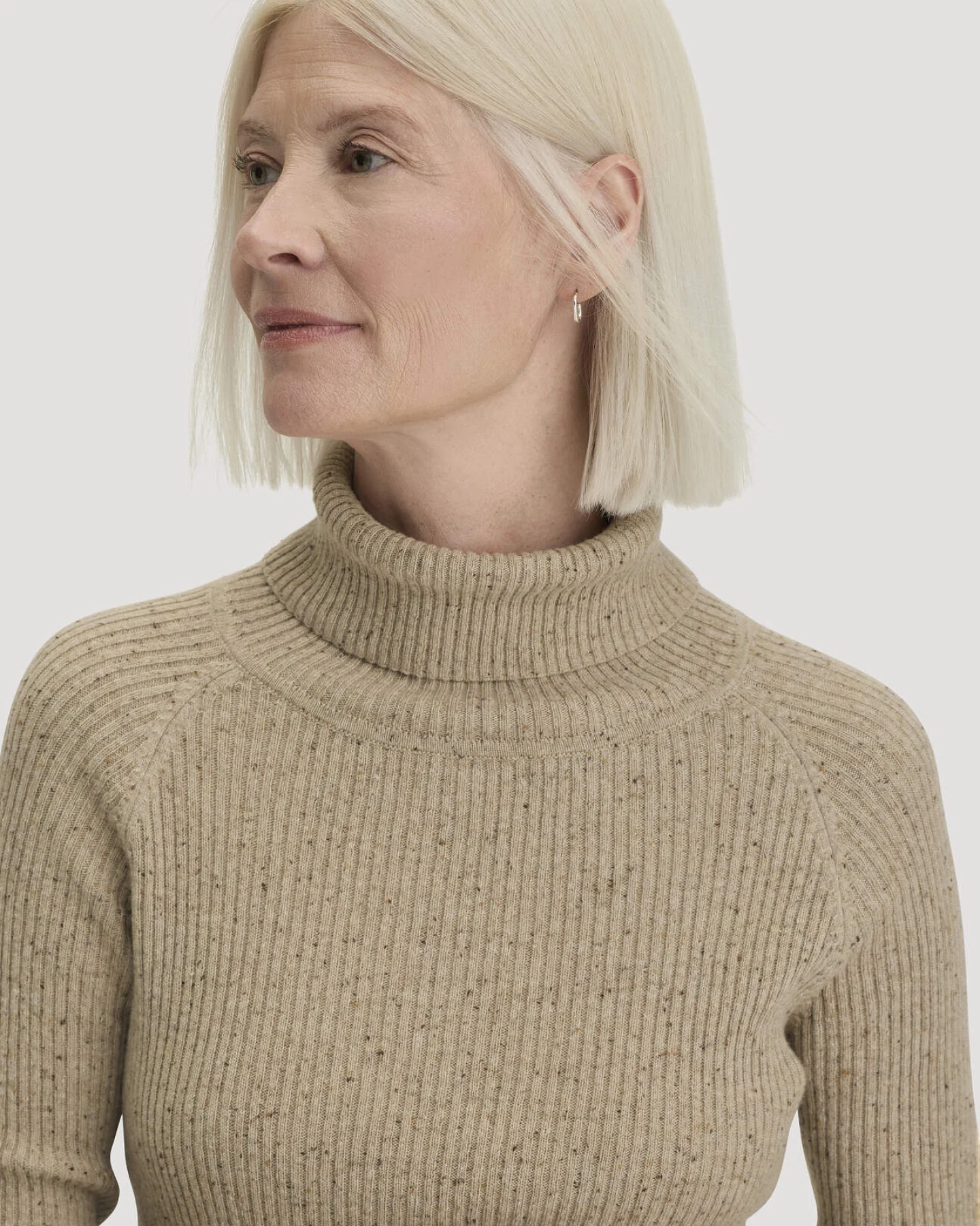 hessnatur Damen Strick Rollkragenpullover Slim aus Bio-Baumwolle mit recycelter Wolle - beige - Größe L – Ansicht 4